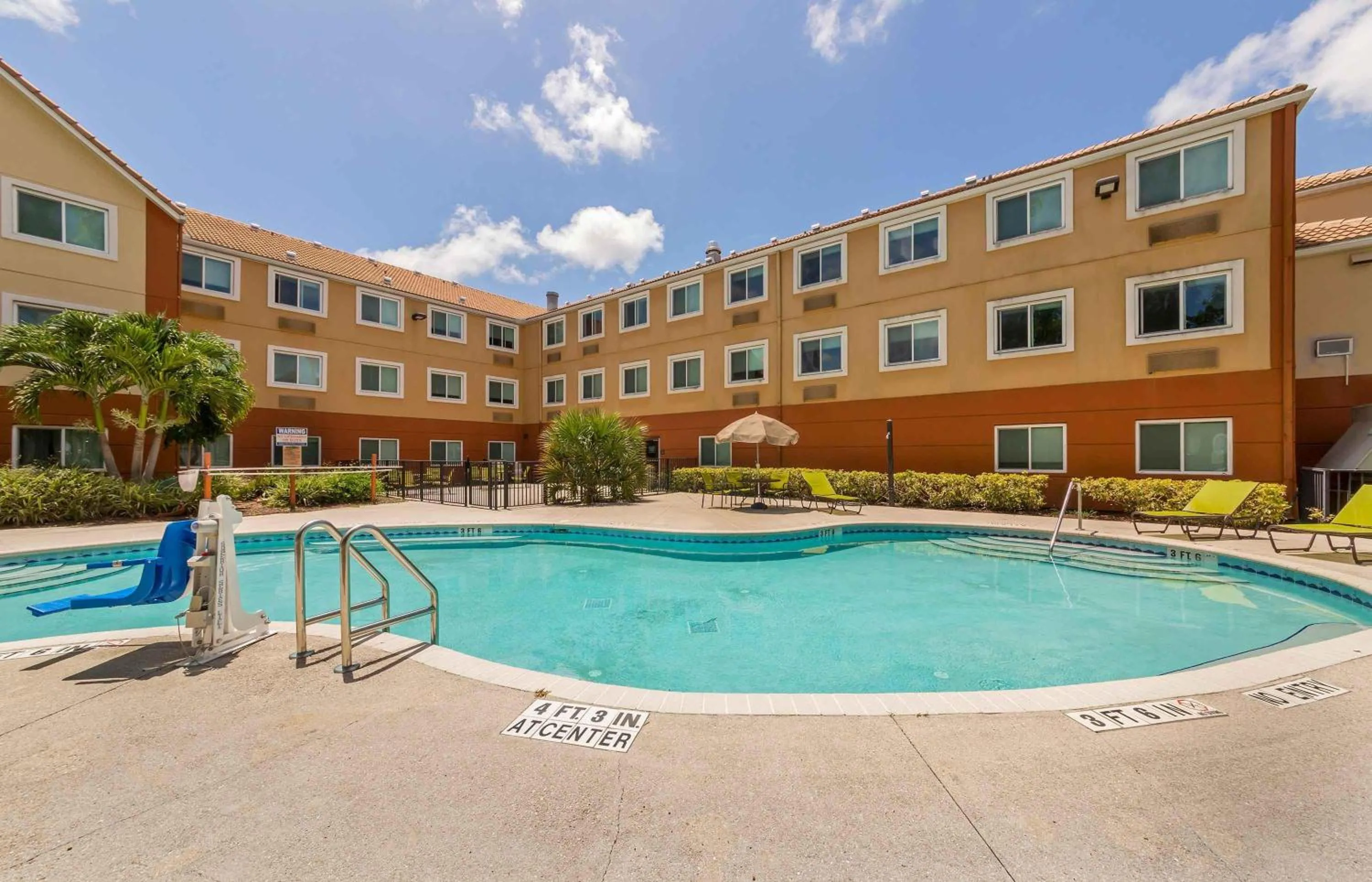 Pool view in Extended Stay America Premier Suites - Miami - Airport - Miami Springs