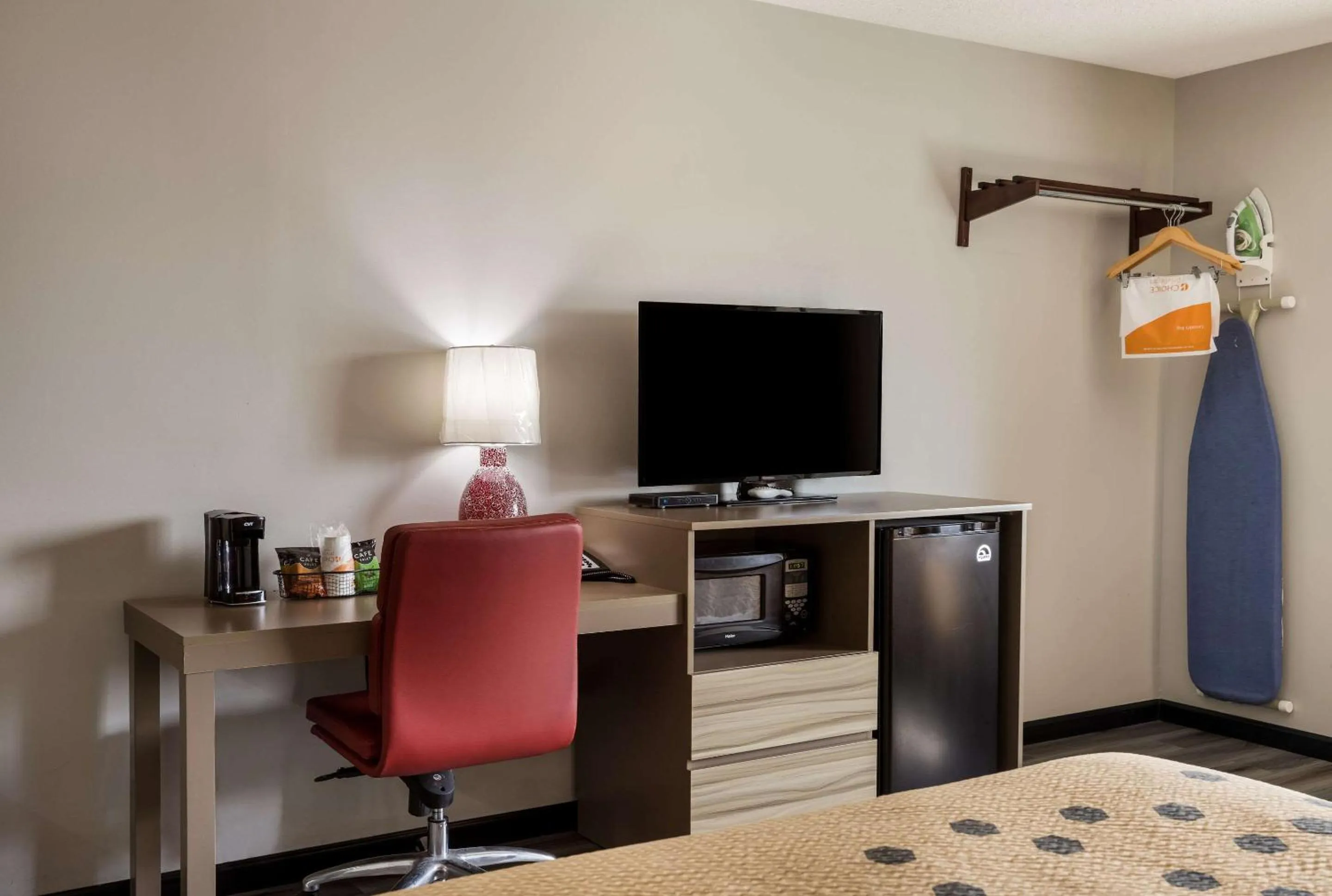 Bedroom, Bed in Econo Lodge Inn & Suites Canandaigua - Finger Lakes Area