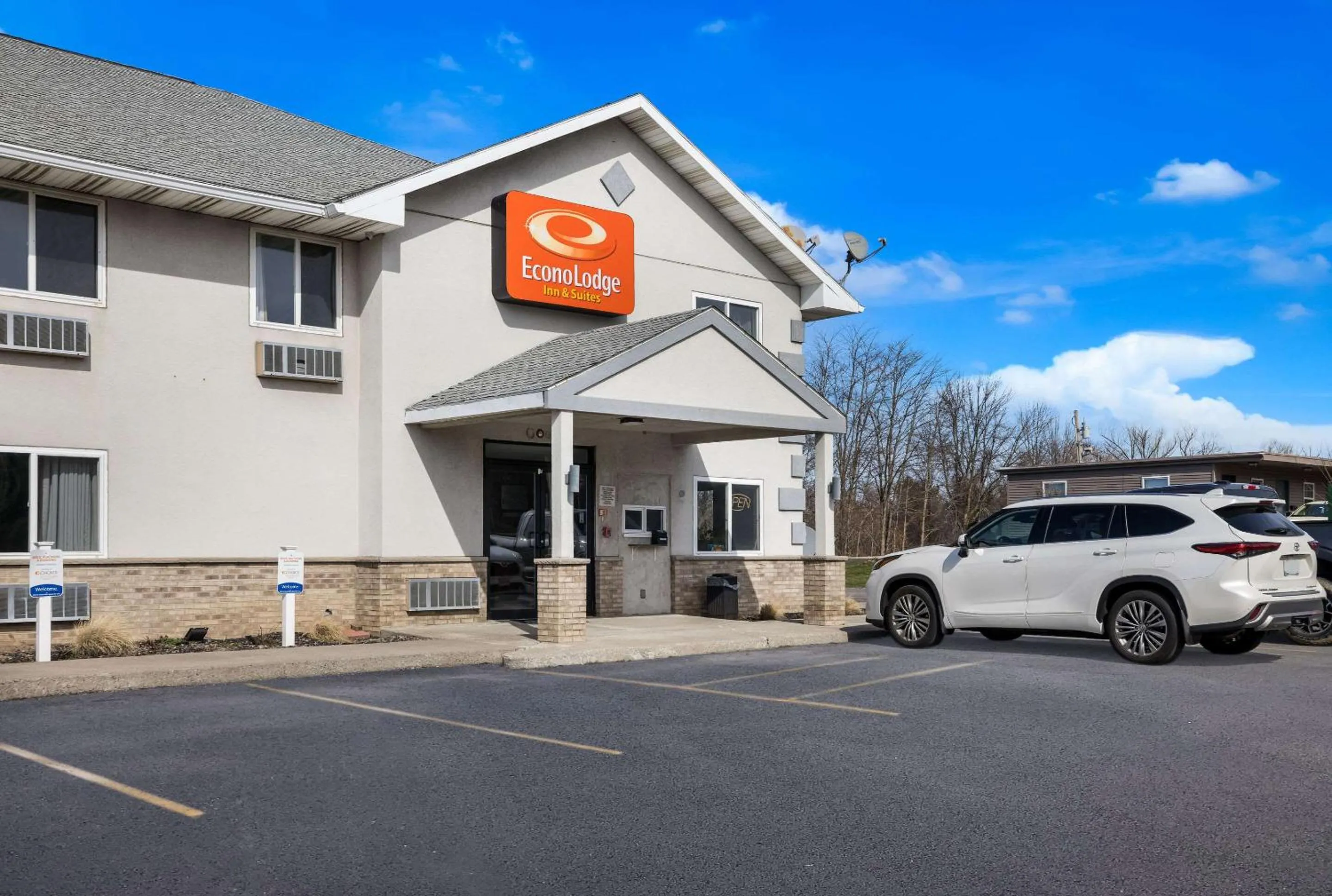 Property building in Econo Lodge Inn & Suites Canandaigua - Finger Lakes Area