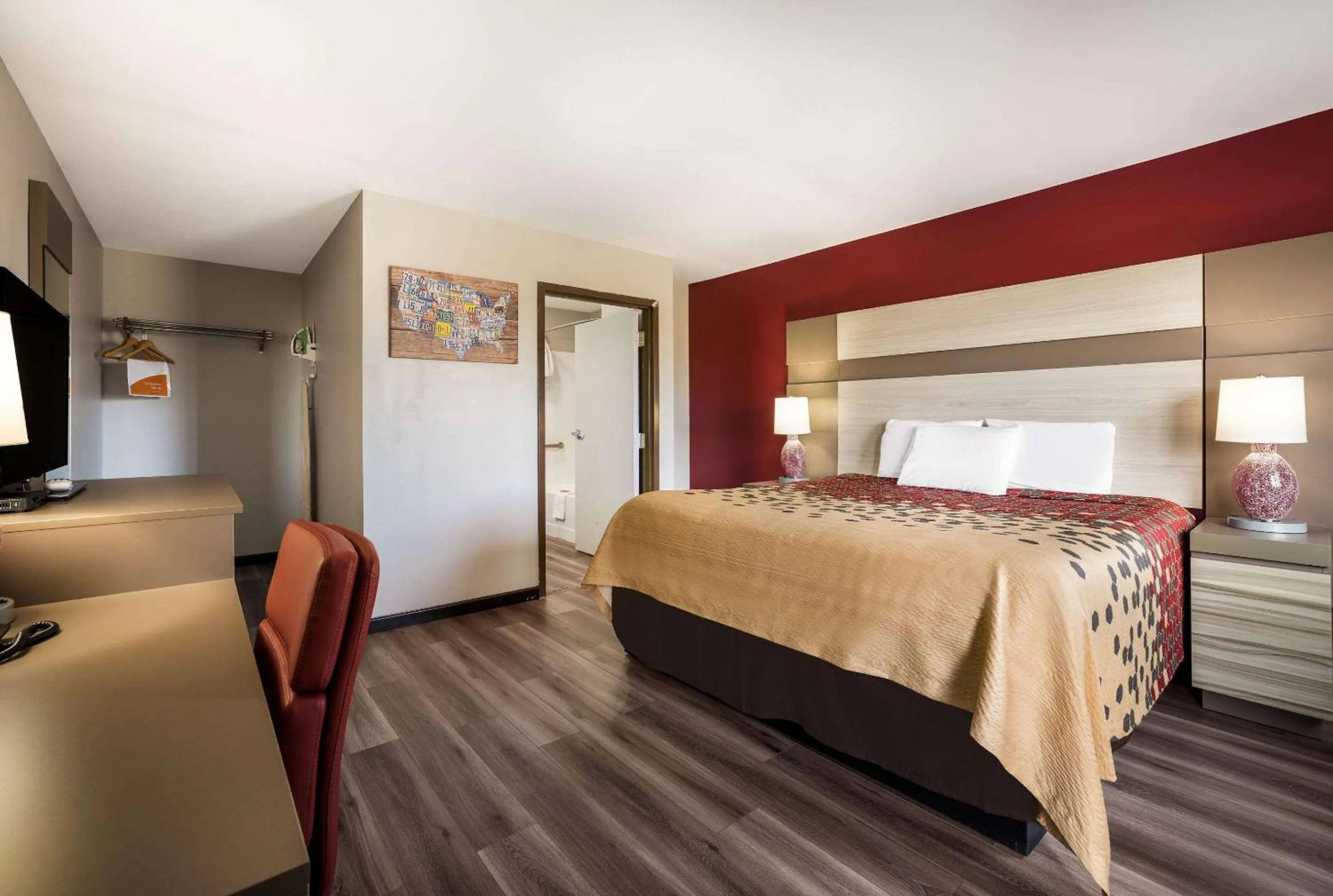 Bedroom, Bed in Econo Lodge Inn & Suites Canandaigua - Finger Lakes Area