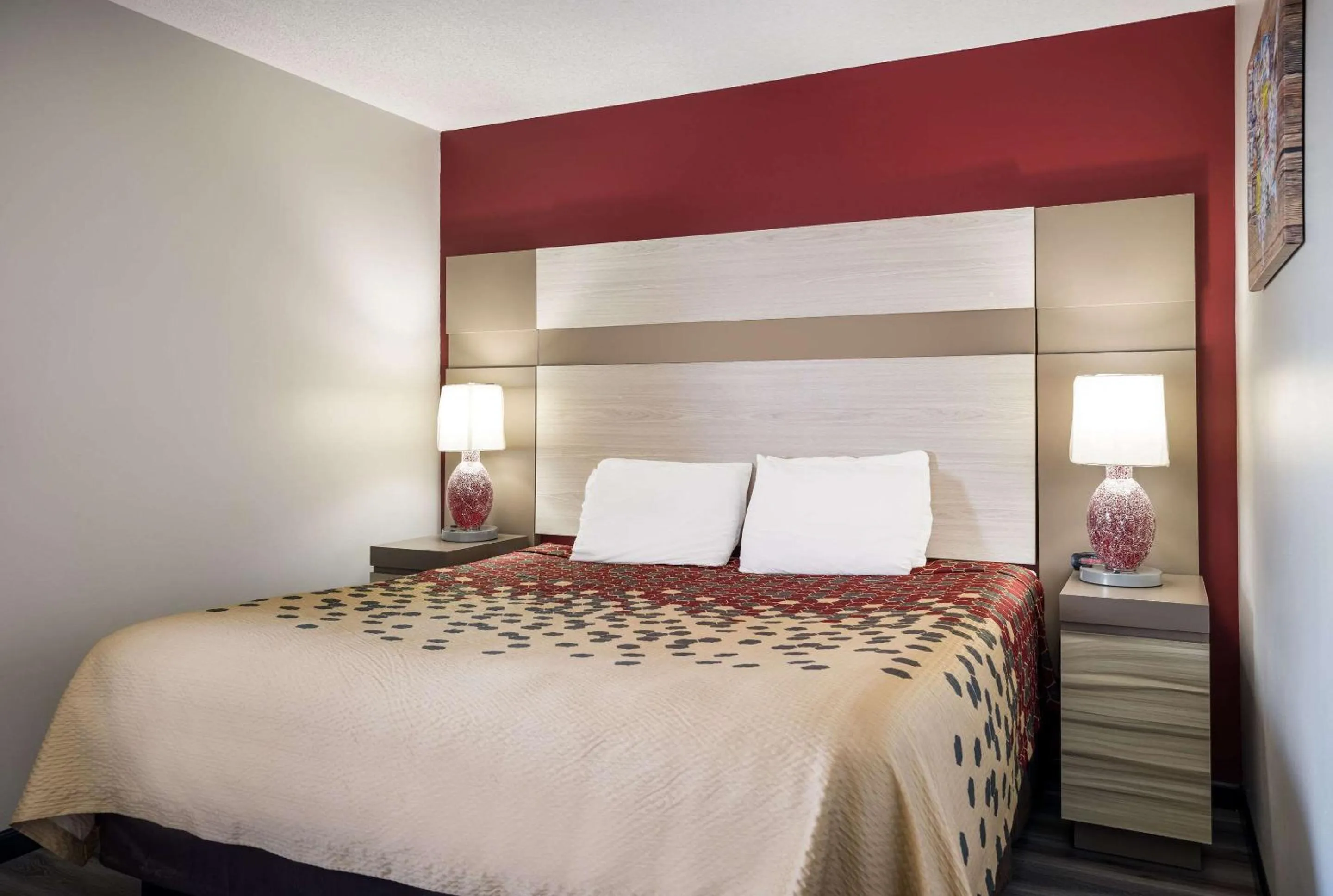 Bedroom, Bed in Econo Lodge Inn & Suites Canandaigua - Finger Lakes Area