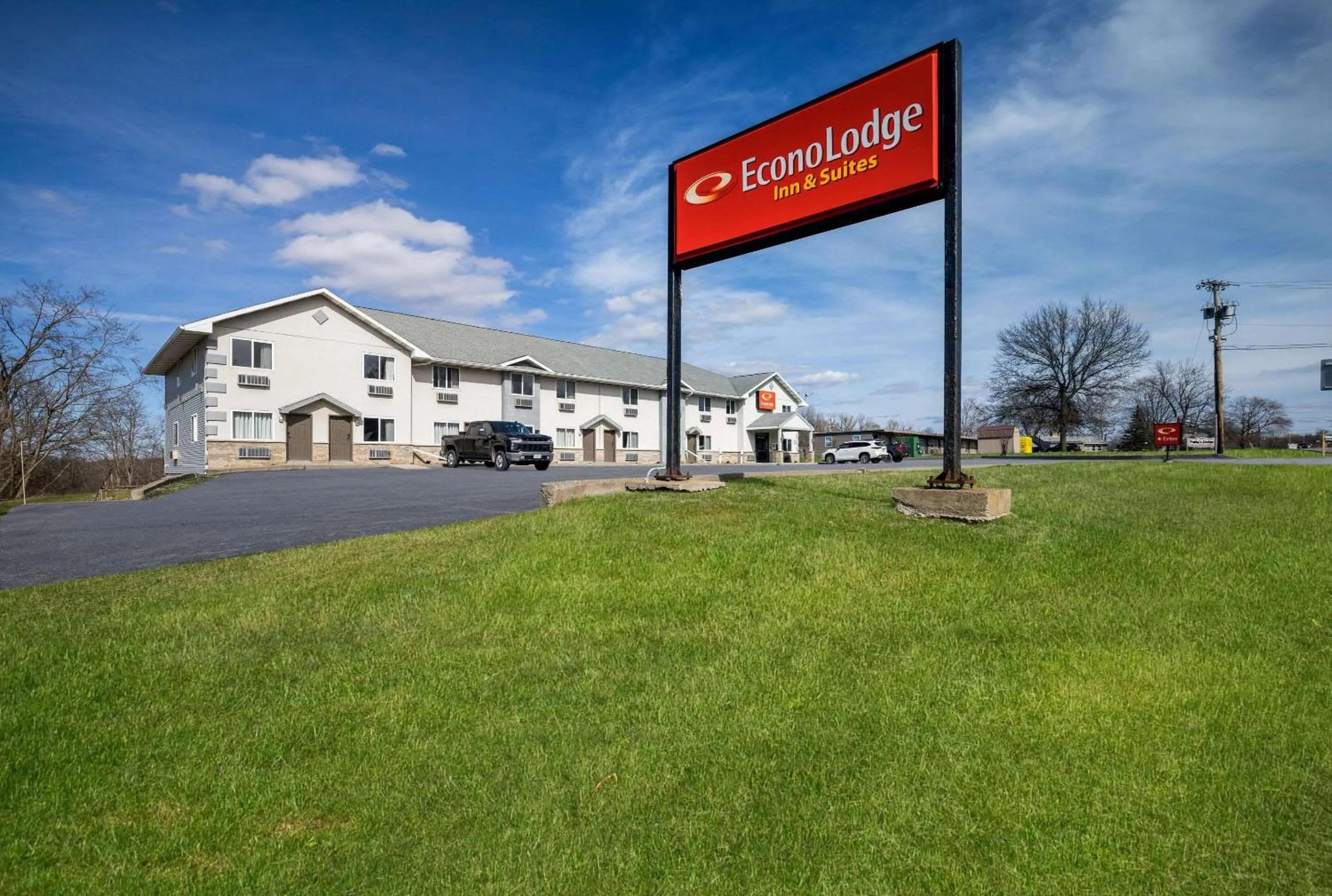 Property building in Econo Lodge Inn & Suites Canandaigua - Finger Lakes Area