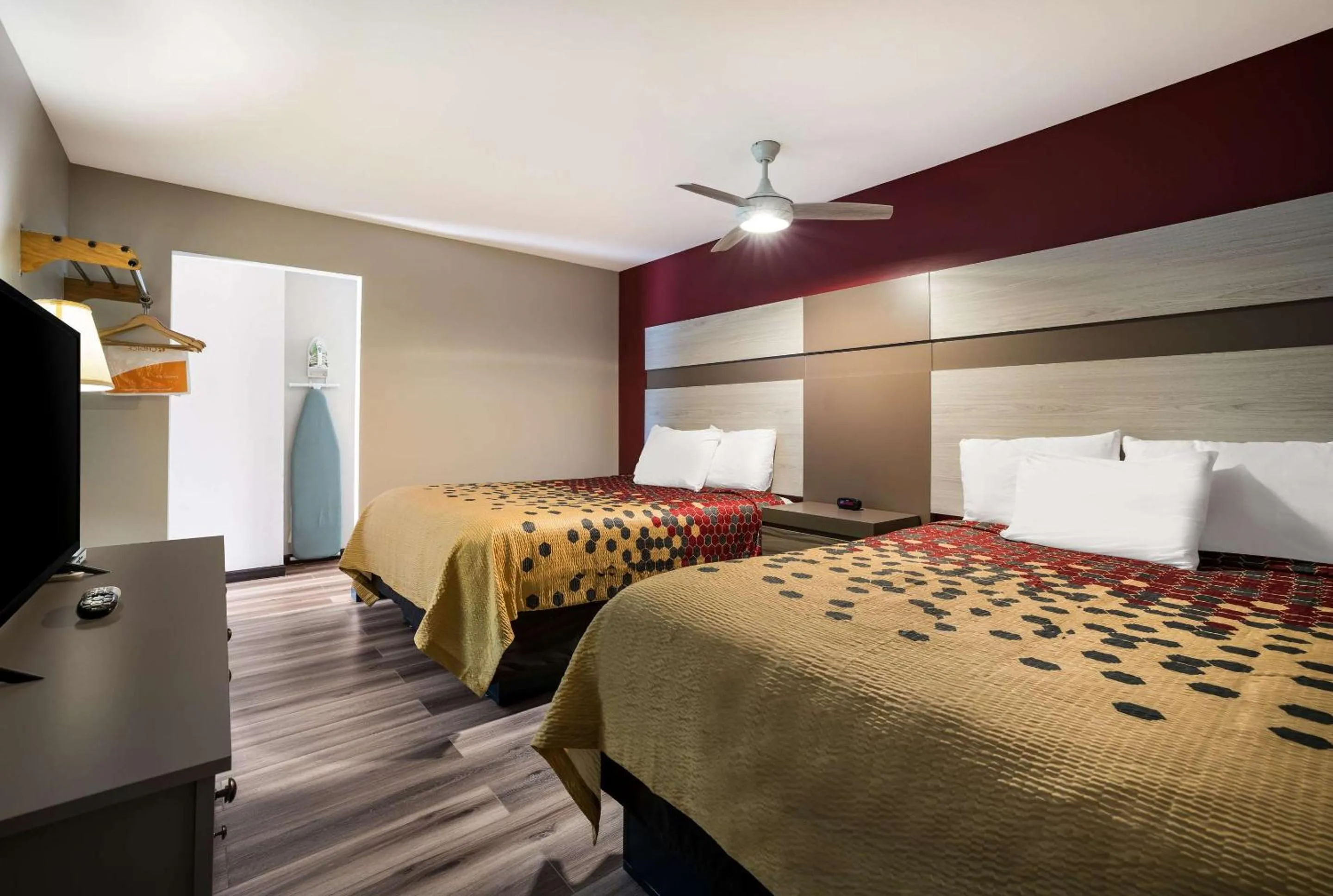 Bedroom, Bed in Econo Lodge Inn & Suites Canandaigua - Finger Lakes Area