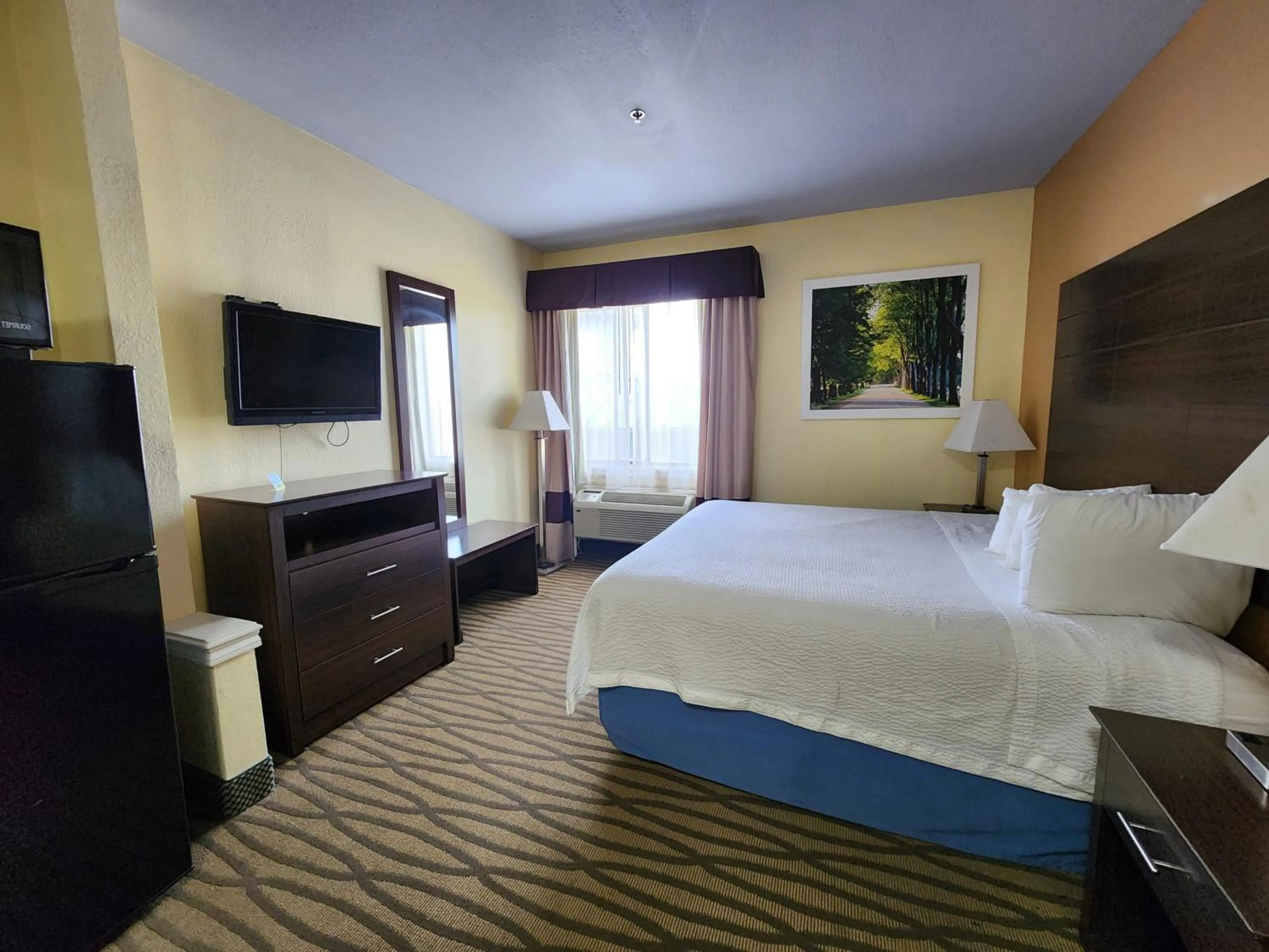 Bed in Days Inn & Suites by Wyndham Pasadena