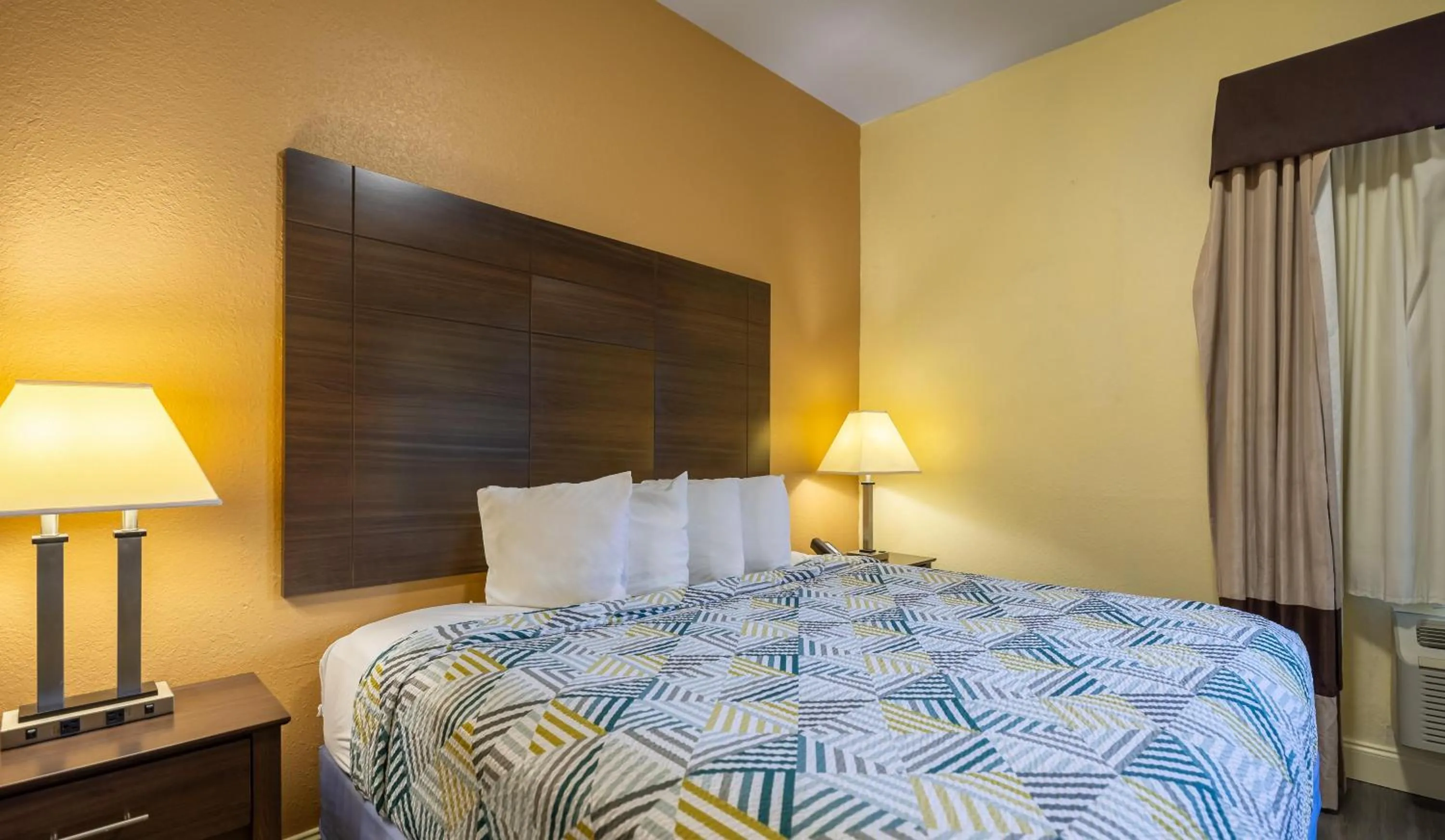 Photo of the whole room, Bed in Studio 6 Suites Pasadena, TX