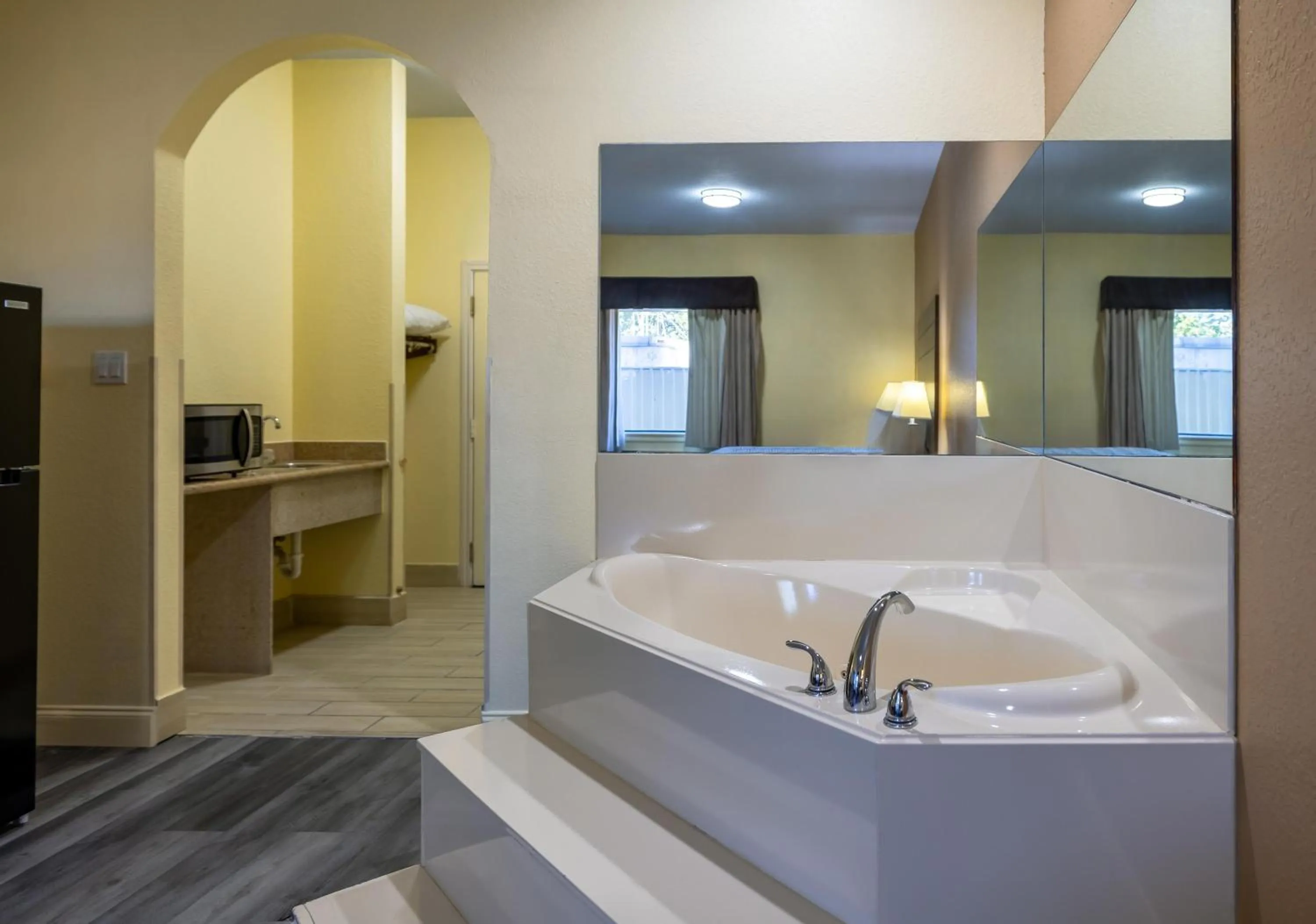 Photo of the whole room in Studio 6 Suites Pasadena, TX