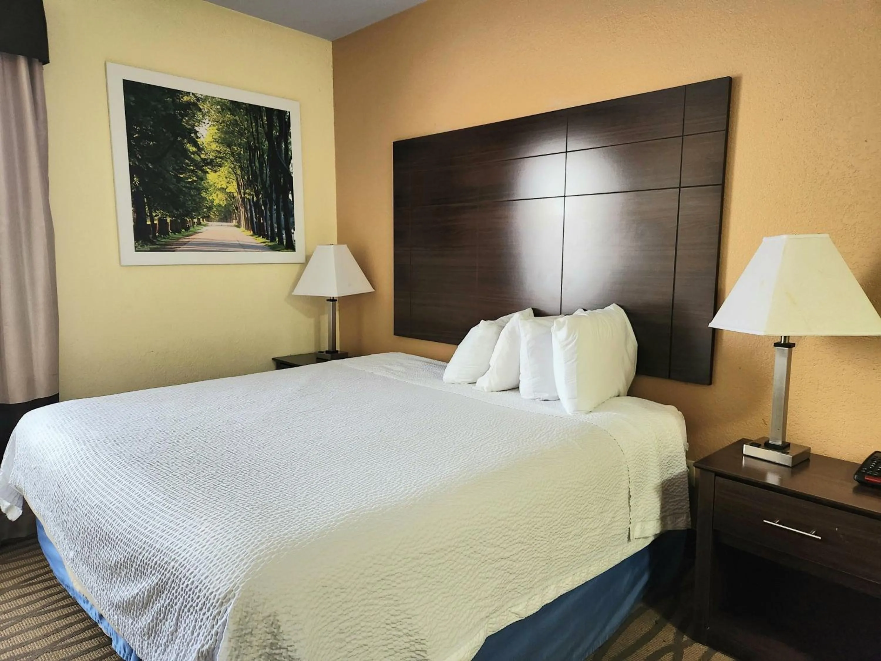 Bedroom in Days Inn & Suites by Wyndham Pasadena