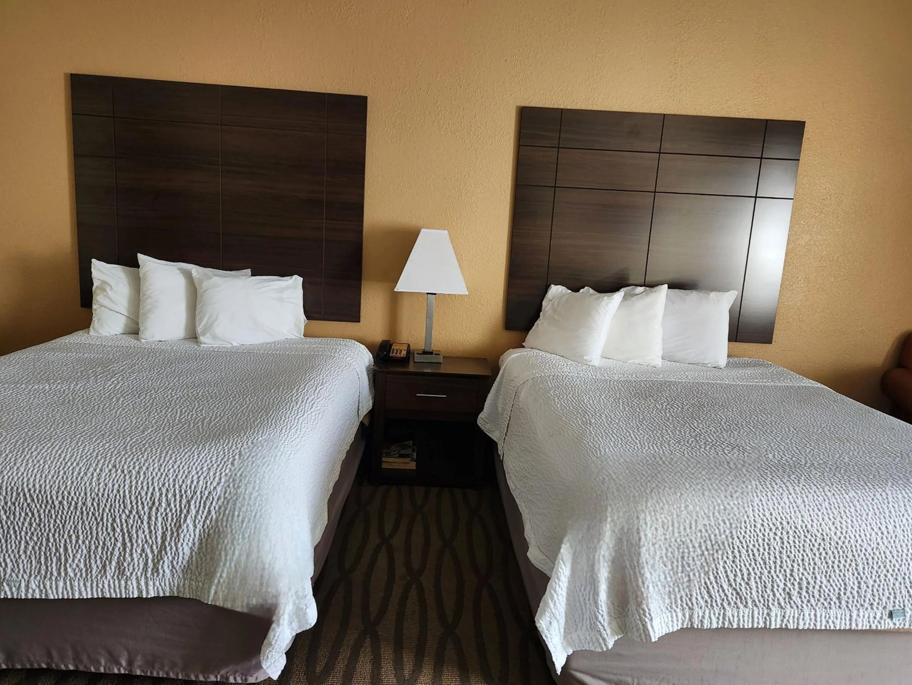 Bedroom in Days Inn & Suites by Wyndham Pasadena