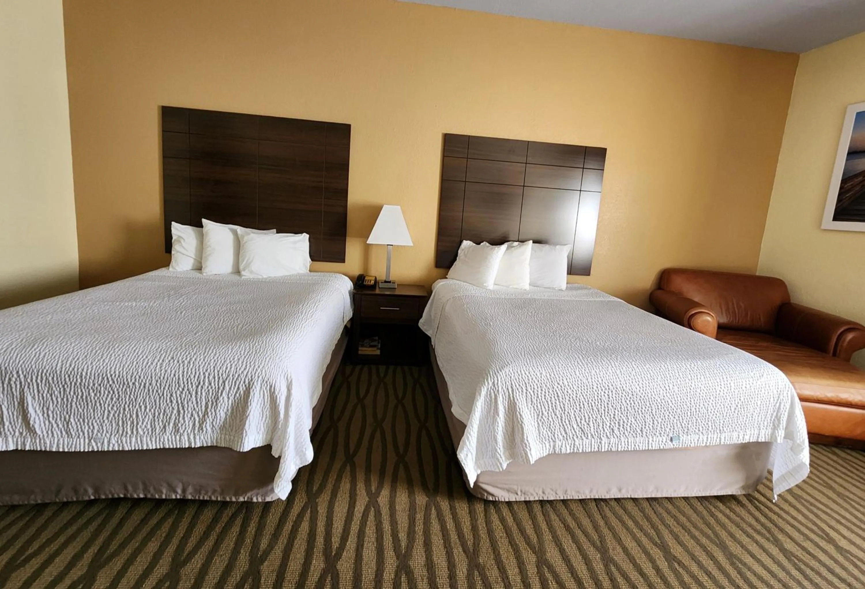 Bedroom in Days Inn & Suites by Wyndham Pasadena