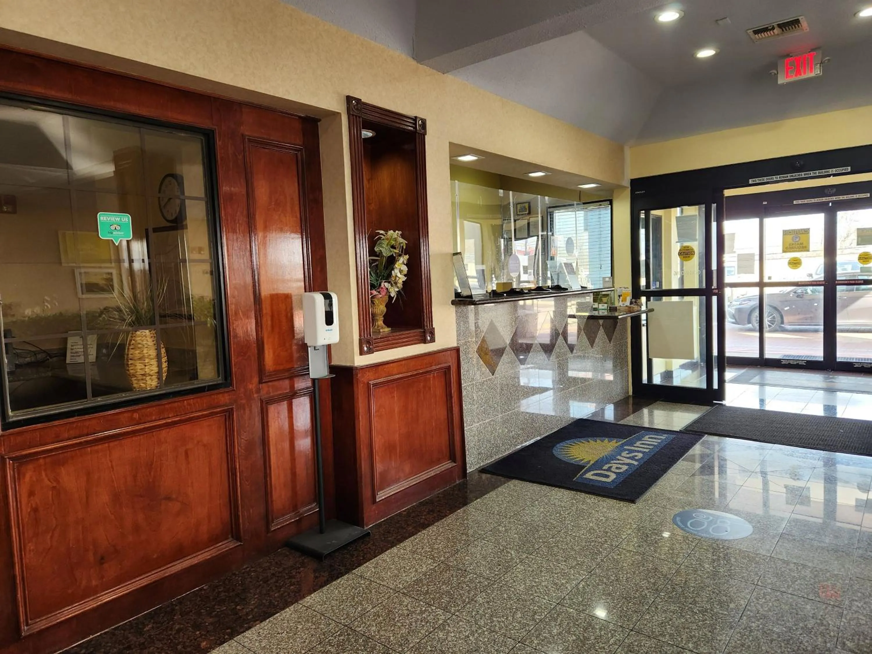 Lobby or reception in Days Inn & Suites by Wyndham Pasadena
