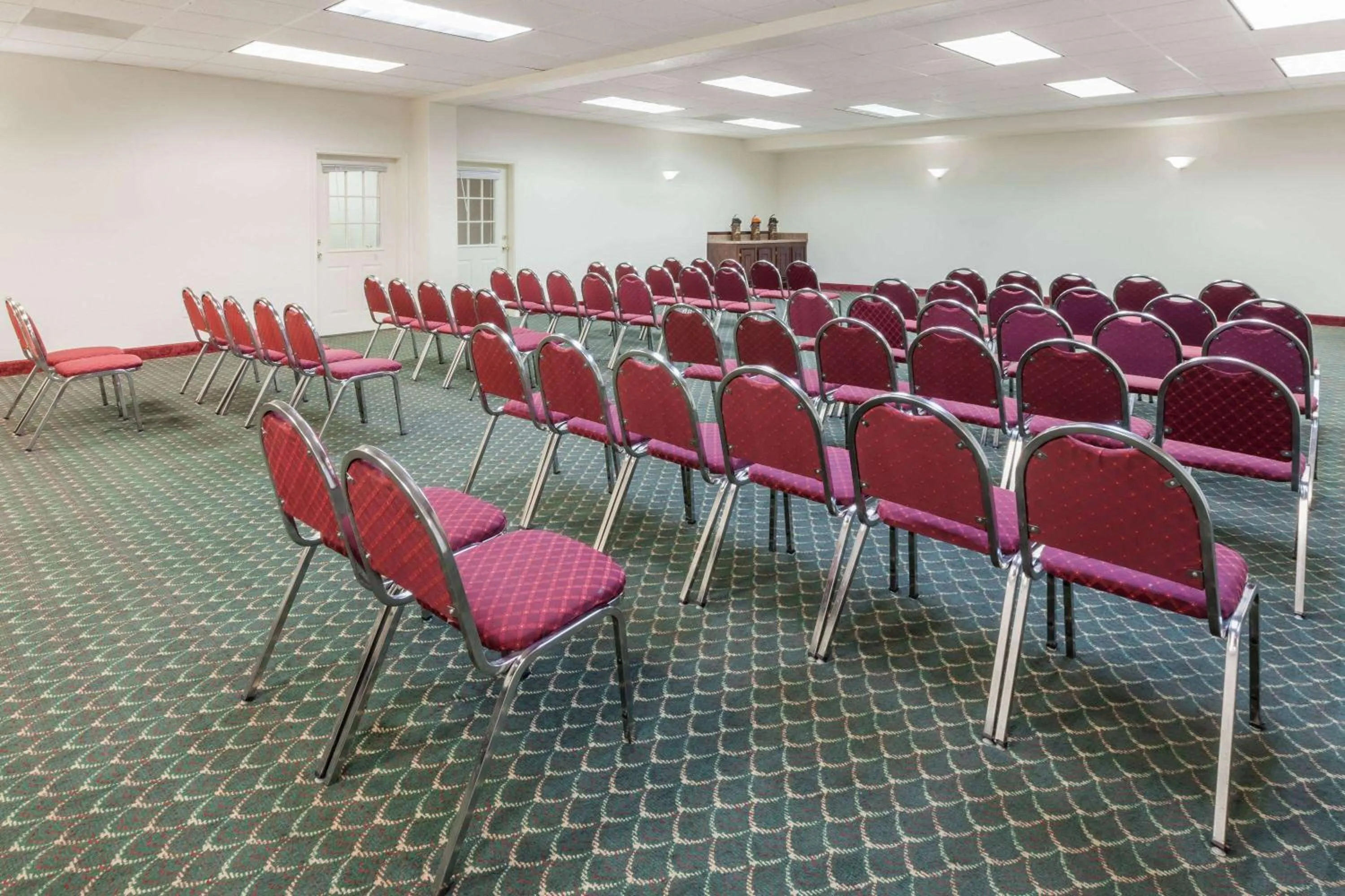 Meeting/conference room in Days Inn & Suites by Wyndham Pasadena