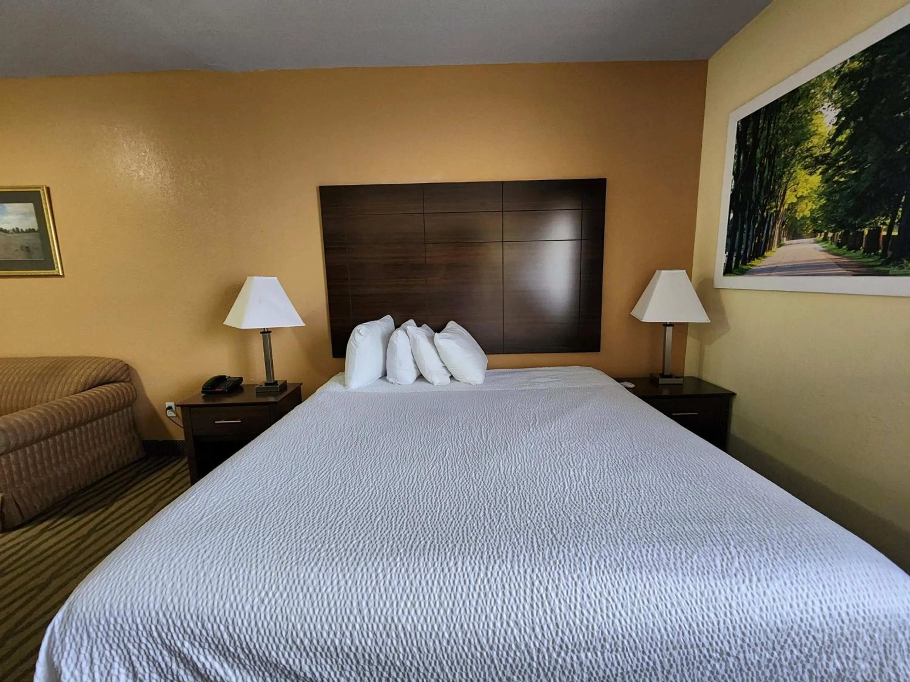 Bedroom in Days Inn & Suites by Wyndham Pasadena