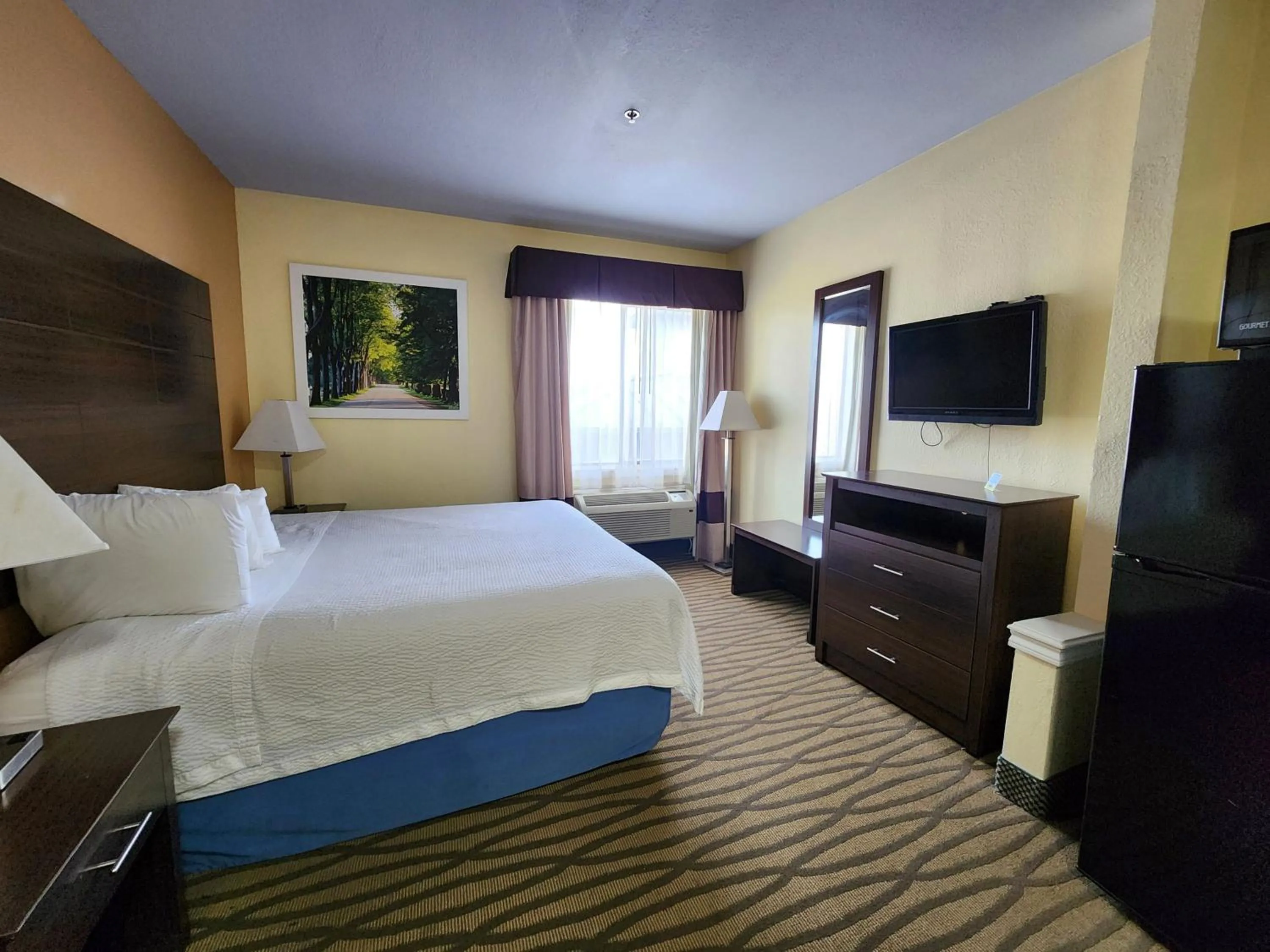 Bedroom in Days Inn & Suites by Wyndham Pasadena