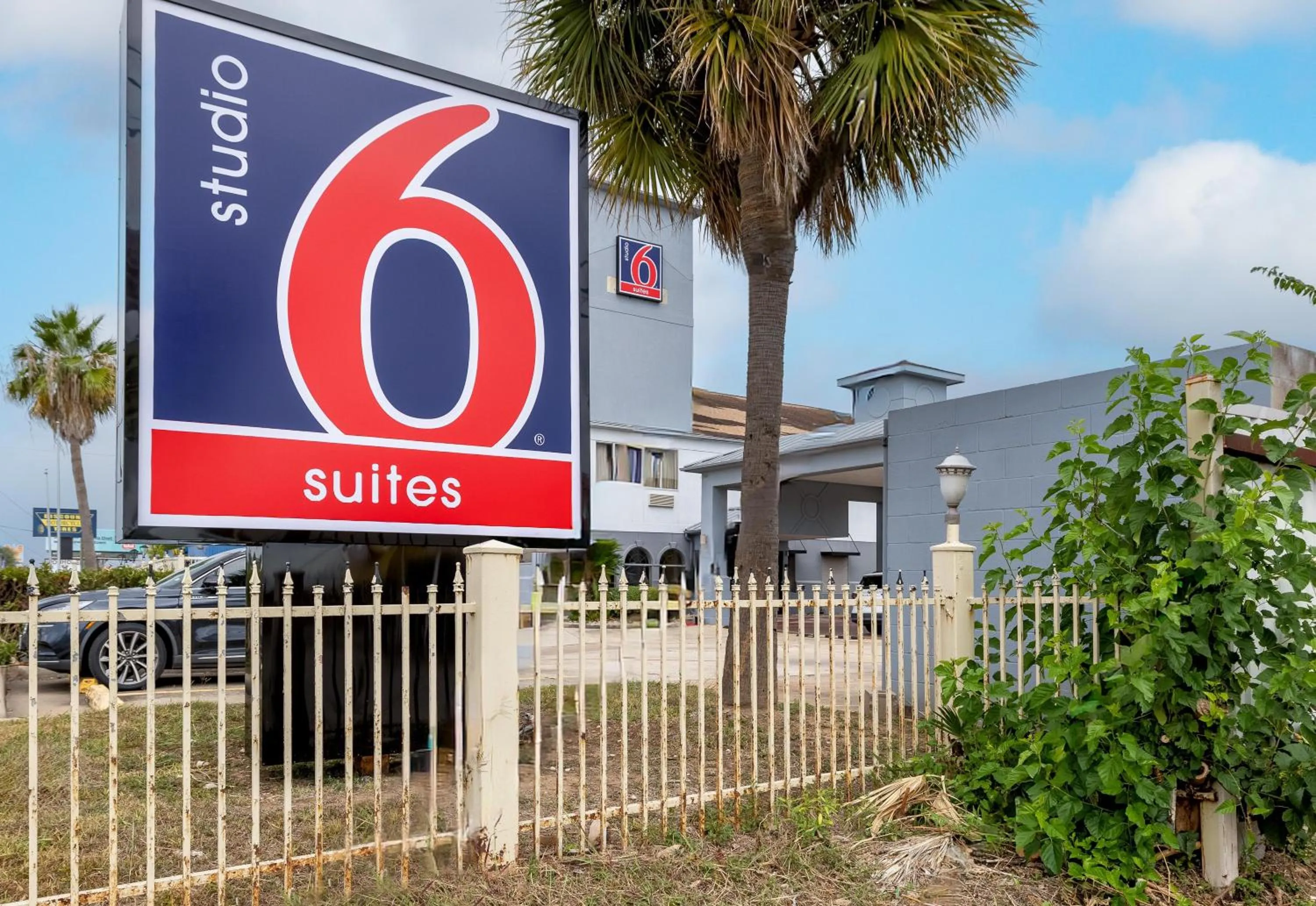 Property building in Studio 6 Suites Pasadena, TX