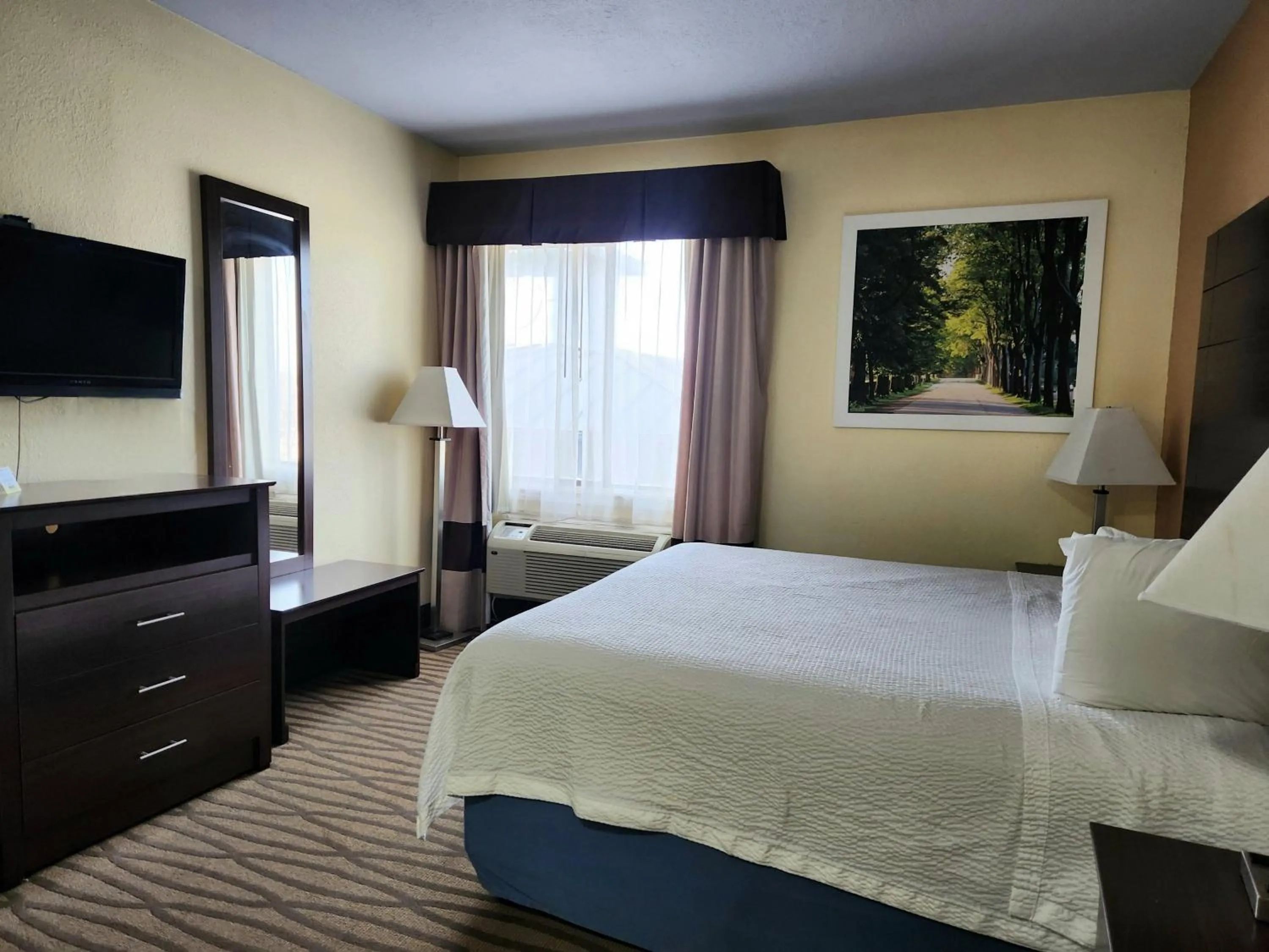 Bedroom in Days Inn & Suites by Wyndham Pasadena