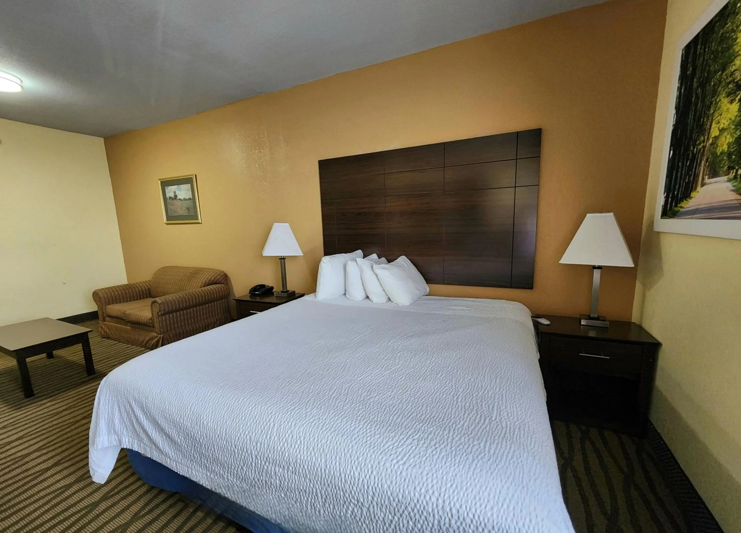 Bedroom in Days Inn & Suites by Wyndham Pasadena