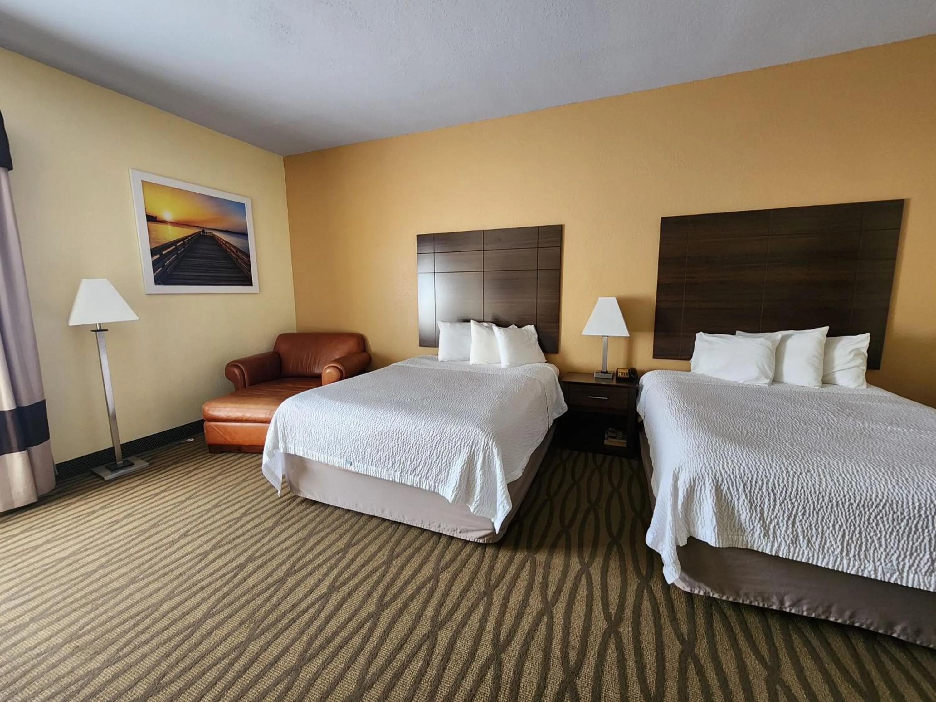 Bedroom in Days Inn & Suites by Wyndham Pasadena