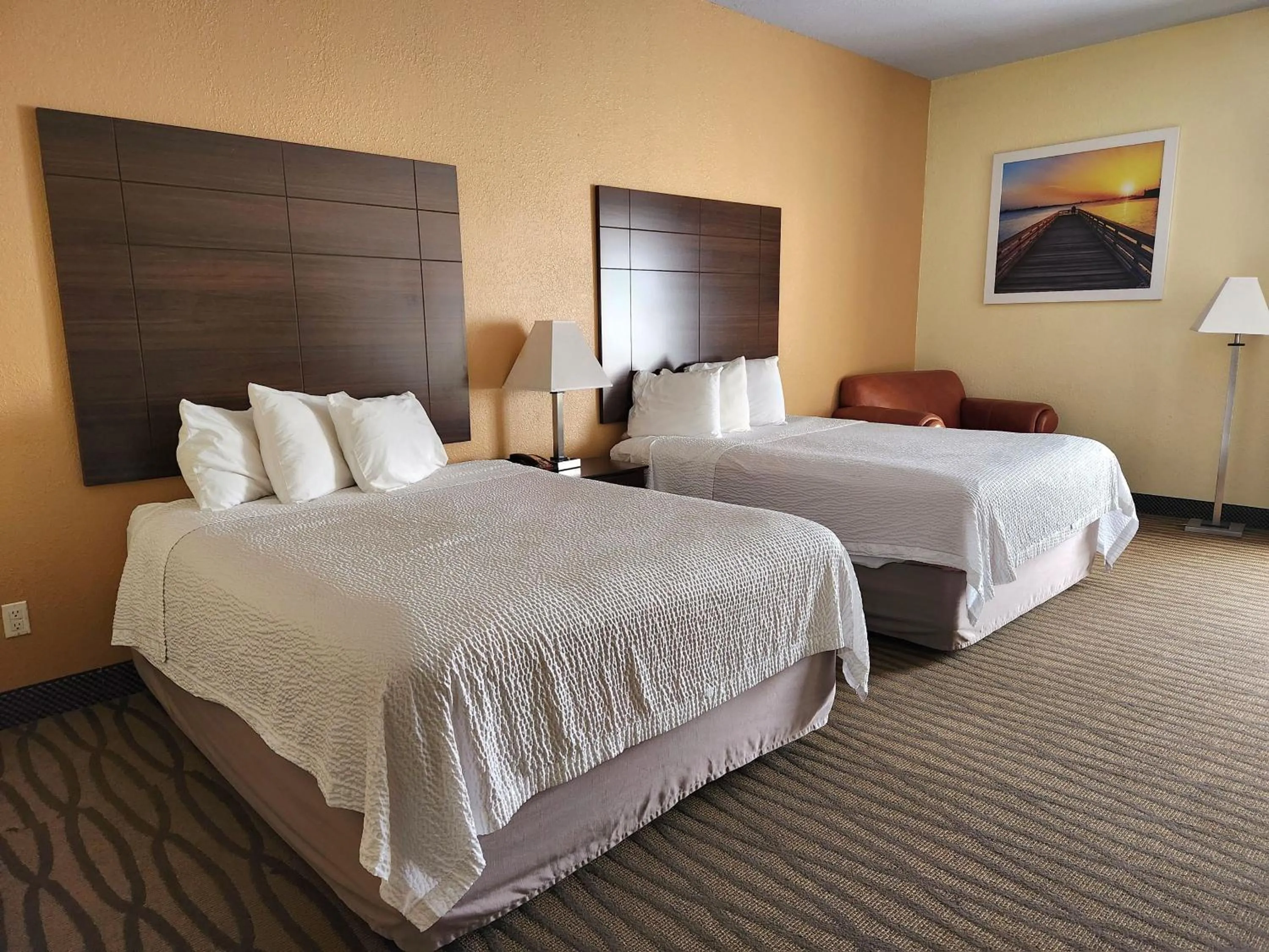 Bedroom in Days Inn & Suites by Wyndham Pasadena