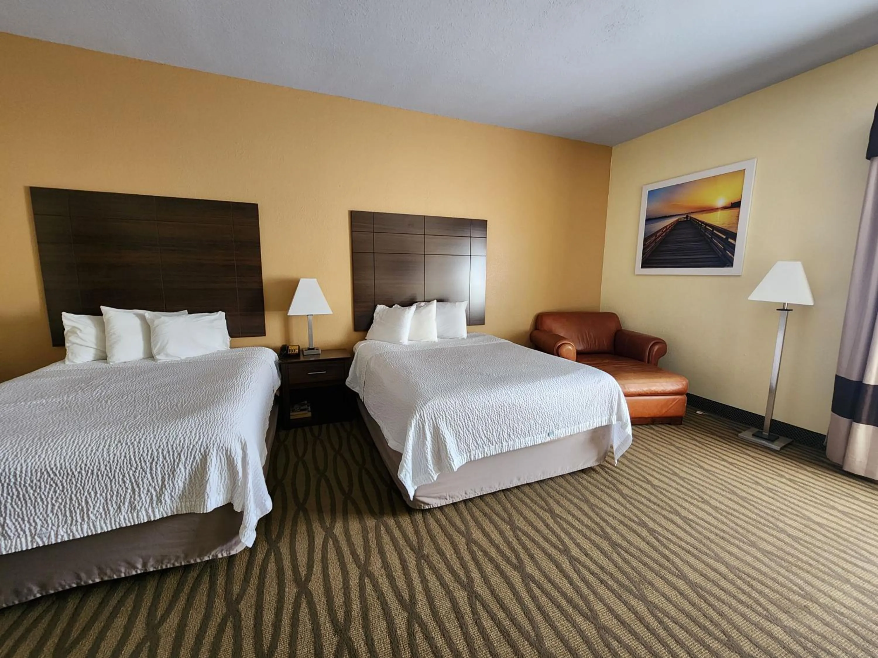 Bedroom in Days Inn & Suites by Wyndham Pasadena