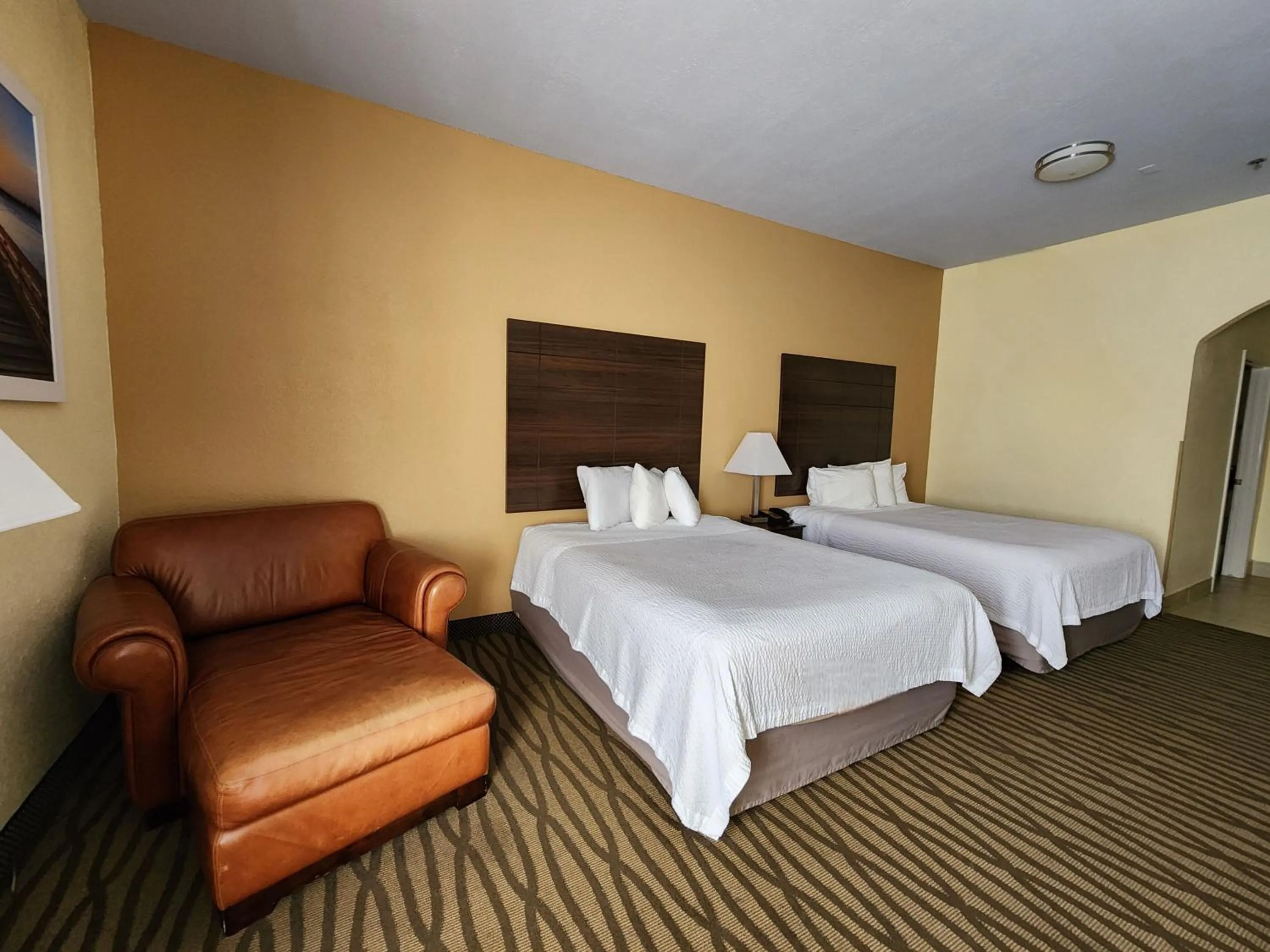 Bedroom in Days Inn & Suites by Wyndham Pasadena