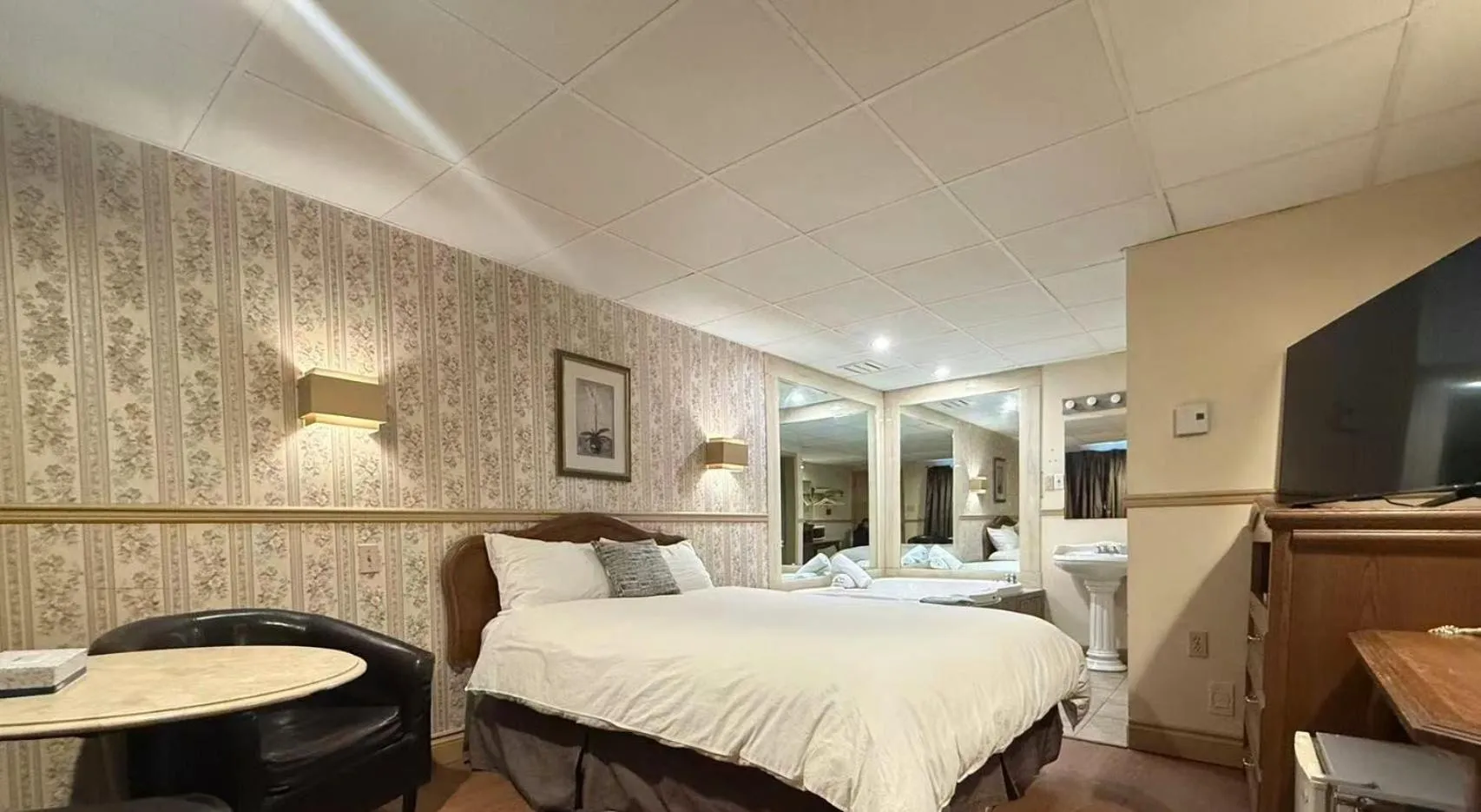 Photo of the whole room, Bed in Hotel Motel La Marquise