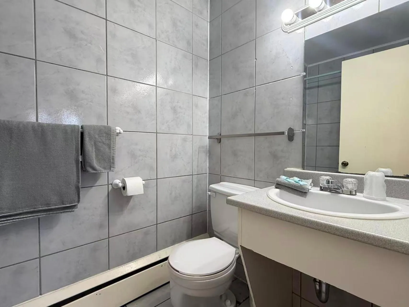 Toilet in Hotel Motel La Marquise