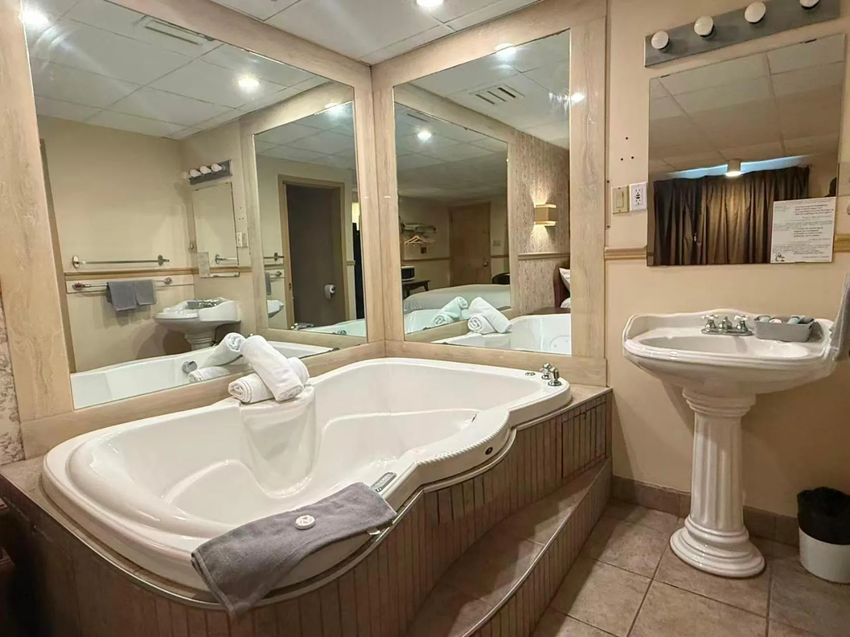 Bath, Bed in Hotel Motel La Marquise