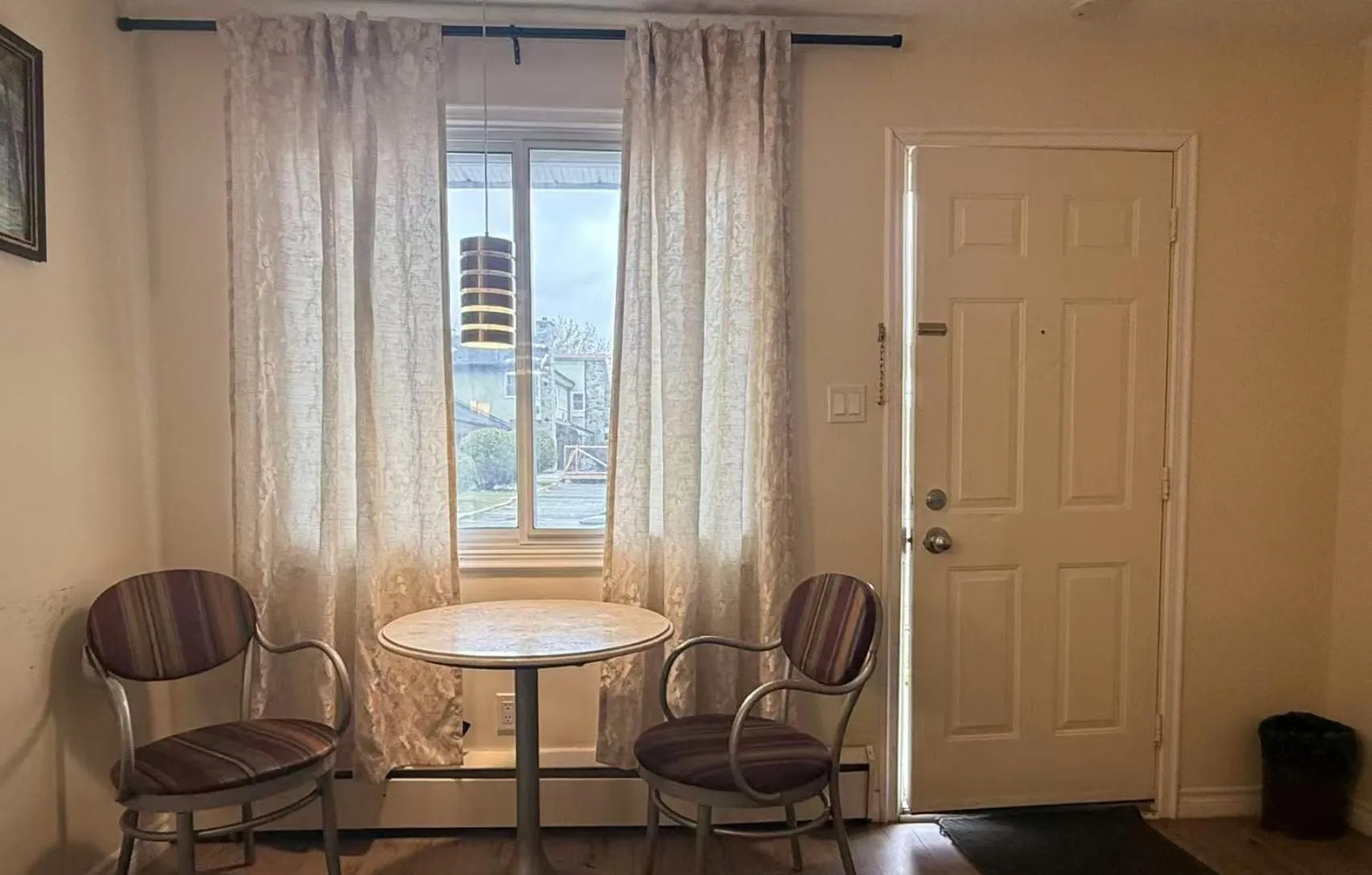 Seating area in Hotel Motel La Marquise