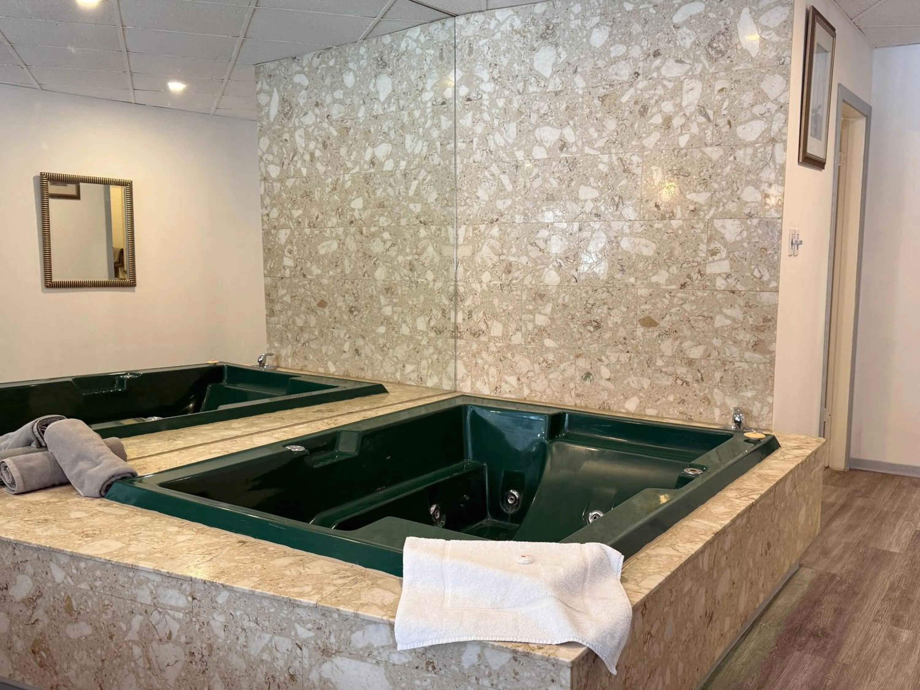 Bath in Hotel Motel La Marquise