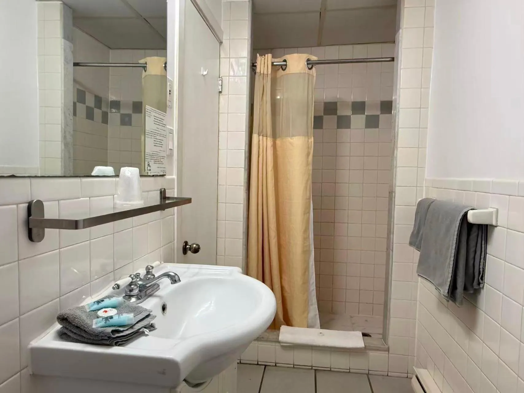 Shower in Hotel Motel La Marquise