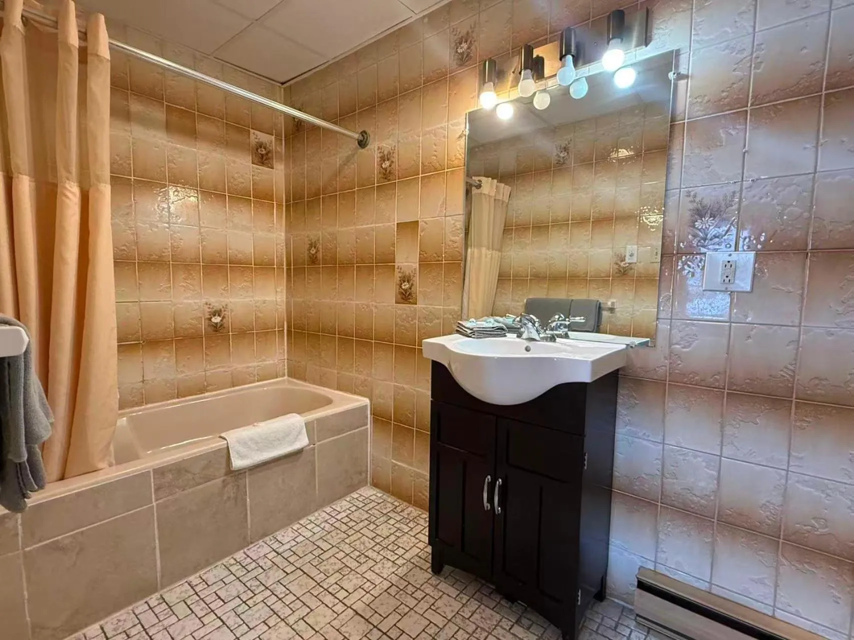 Shower in Hotel Motel La Marquise