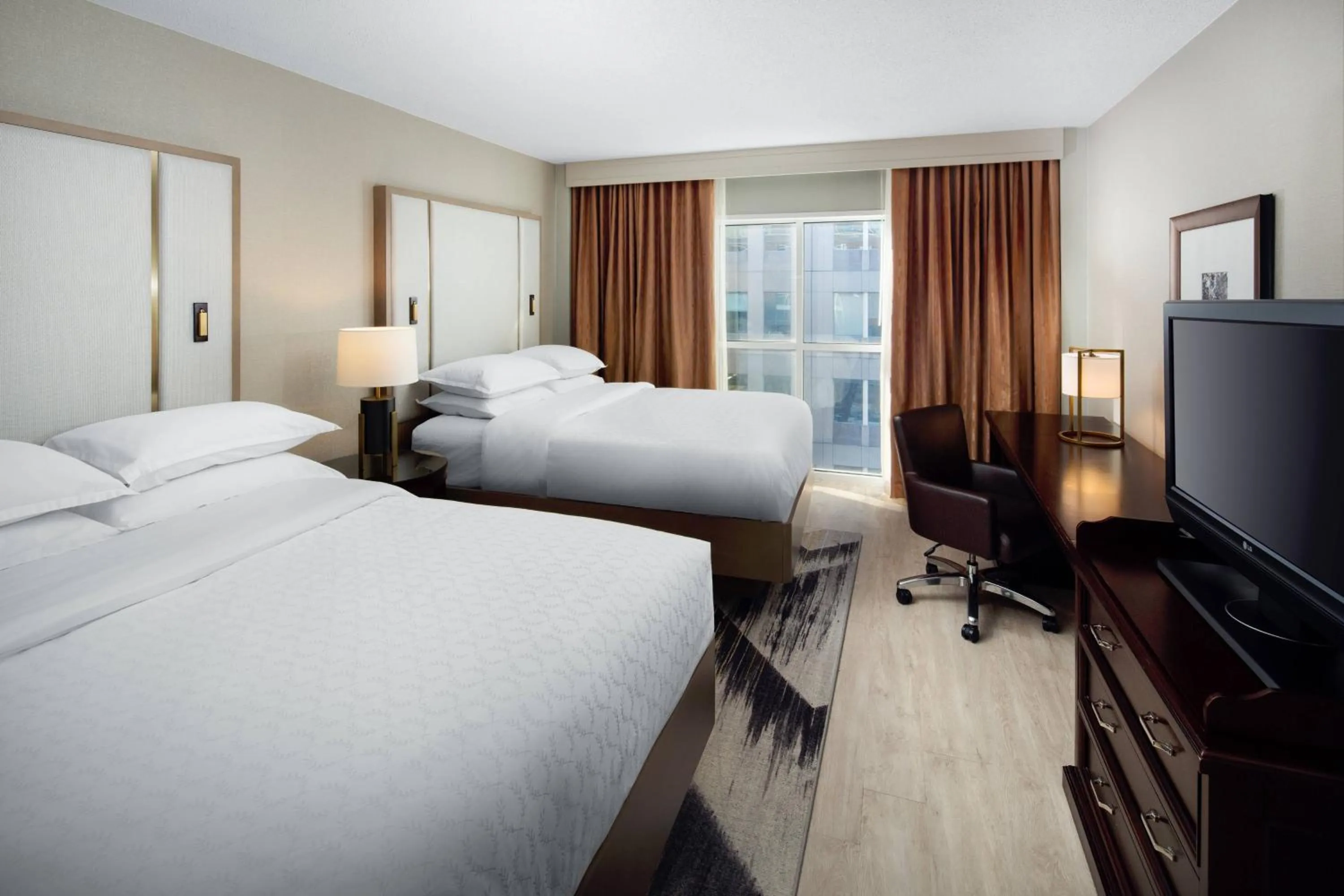 Photo of the whole room, Bed in Sheraton Raleigh Hotel