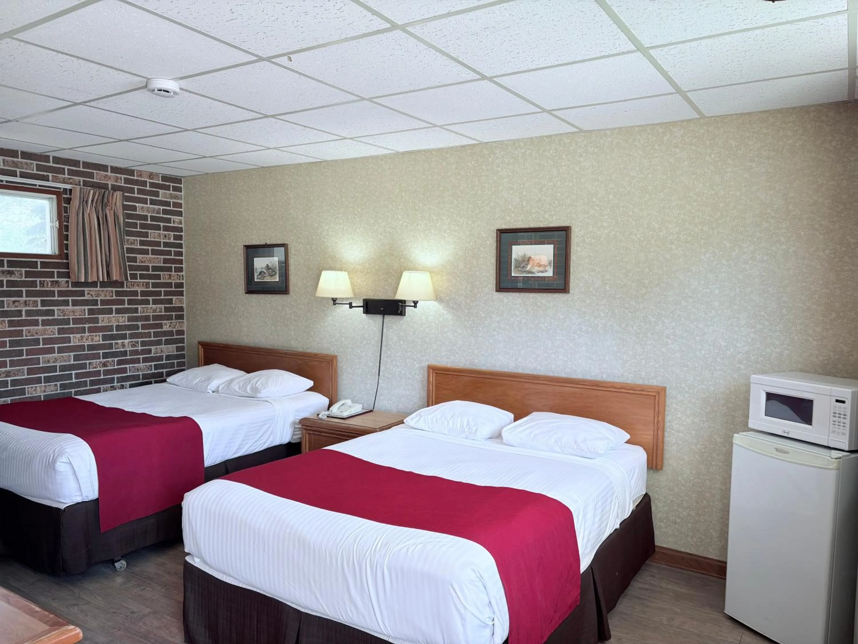 Photo of the whole room, Bed in Motel & Hotel La Paysanne