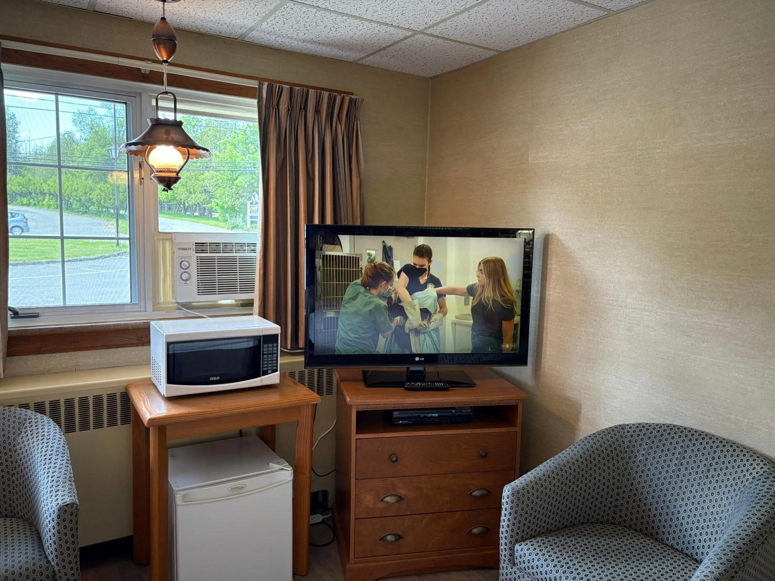 Communal lounge/ TV room in Motel & Hotel La Paysanne