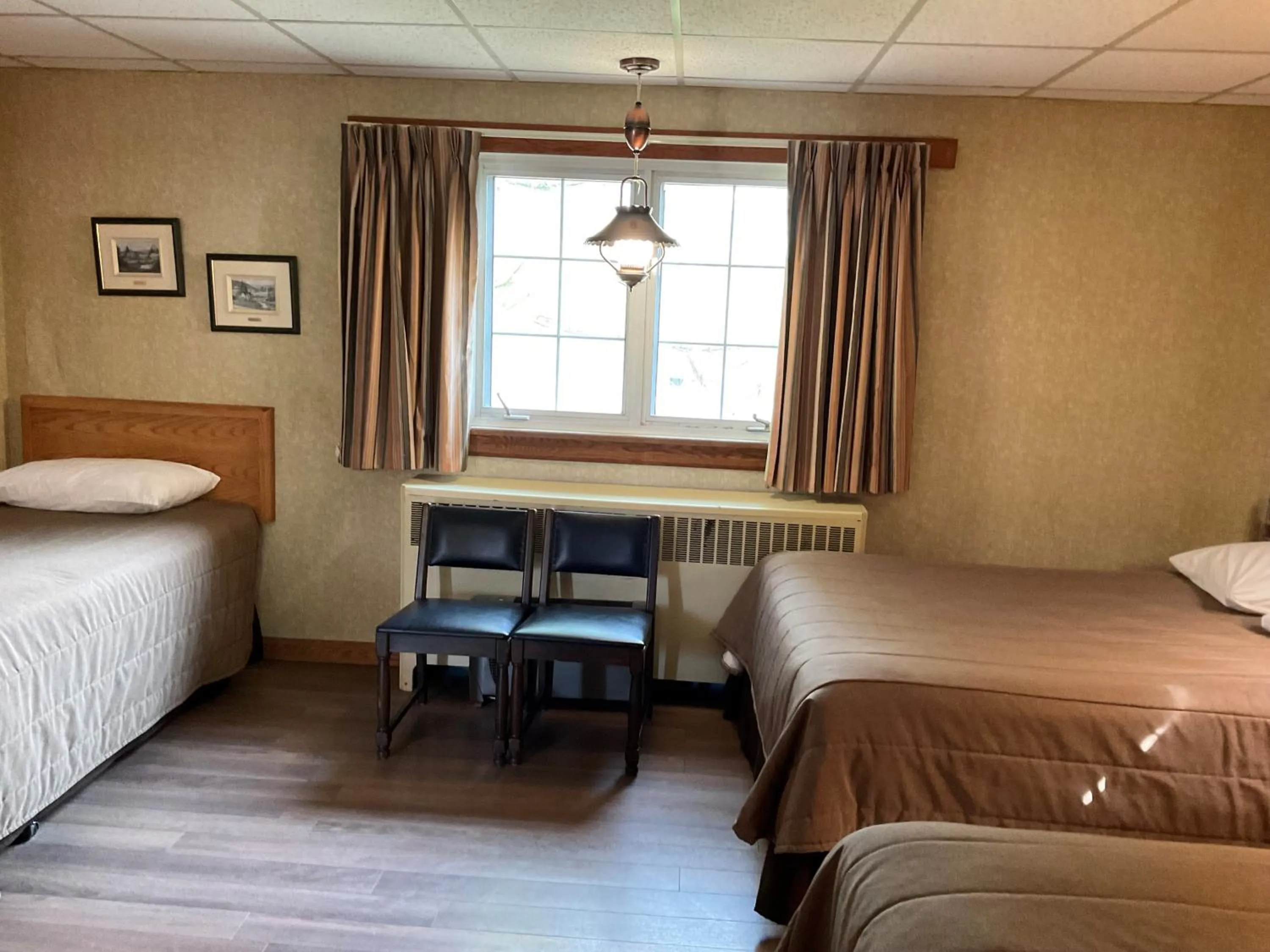 Photo of the whole room, Bed in Motel & Hotel La Paysanne