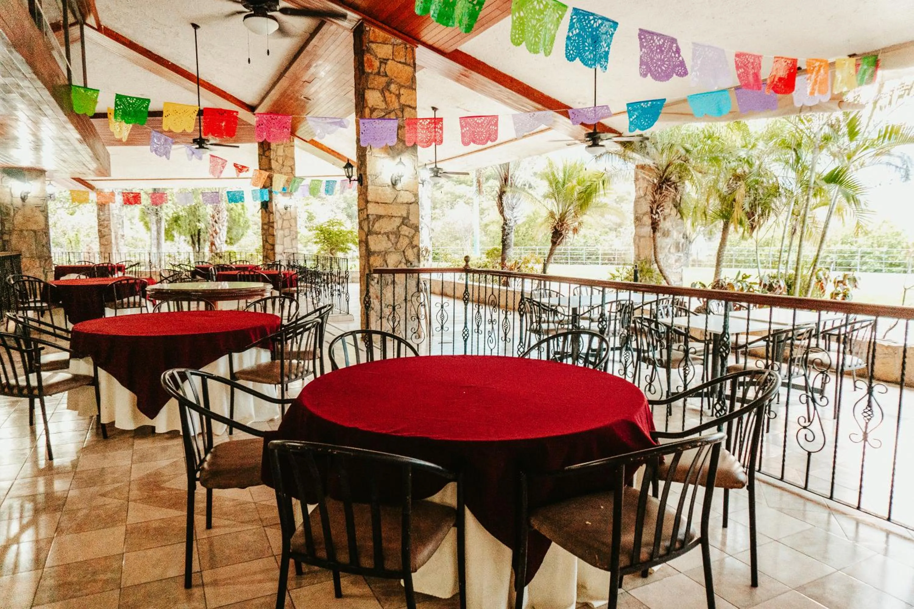 Restaurant/places to eat in Bahia Escondida