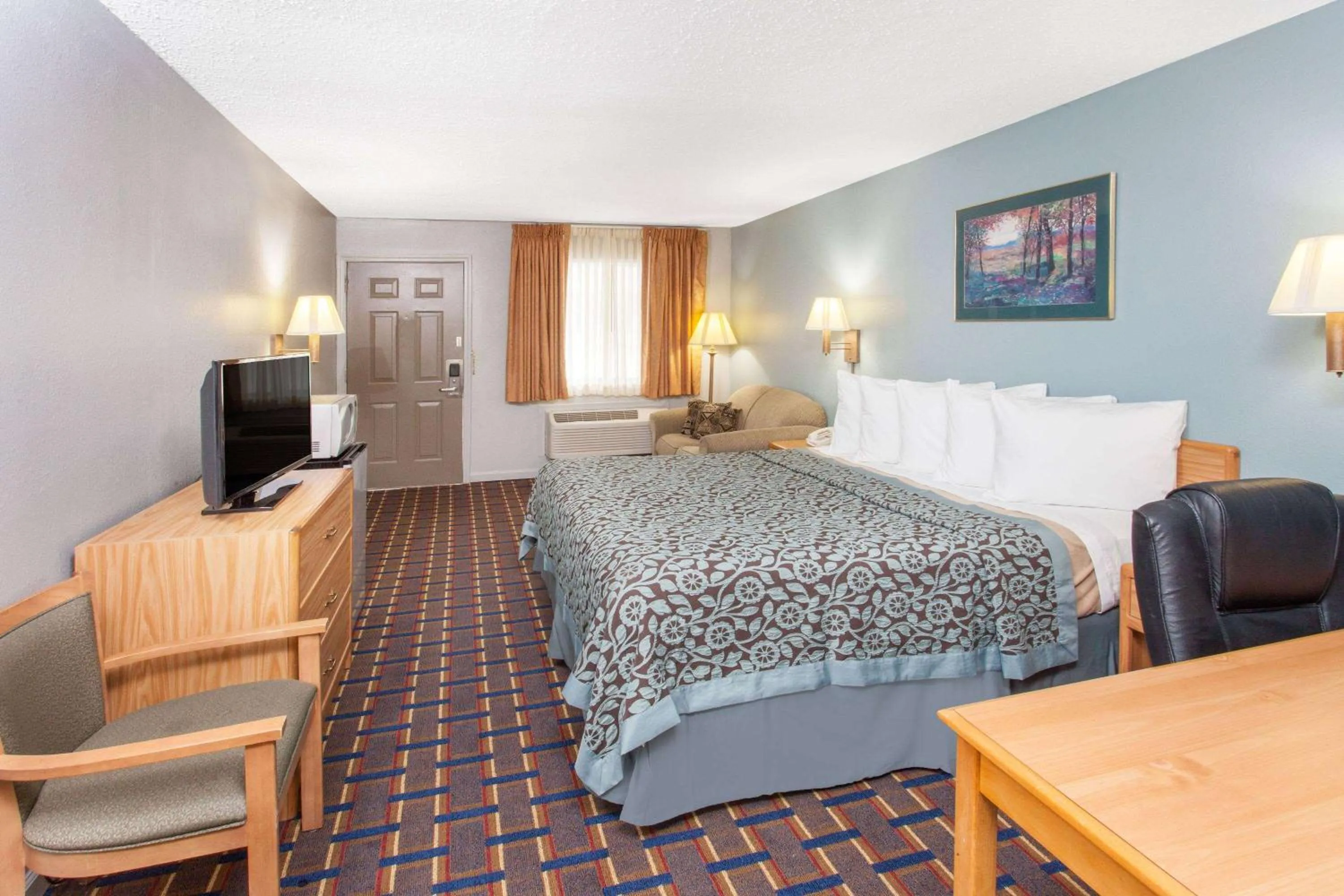 Photo of the whole room, Bed in Days Inn by Wyndham Farmer City