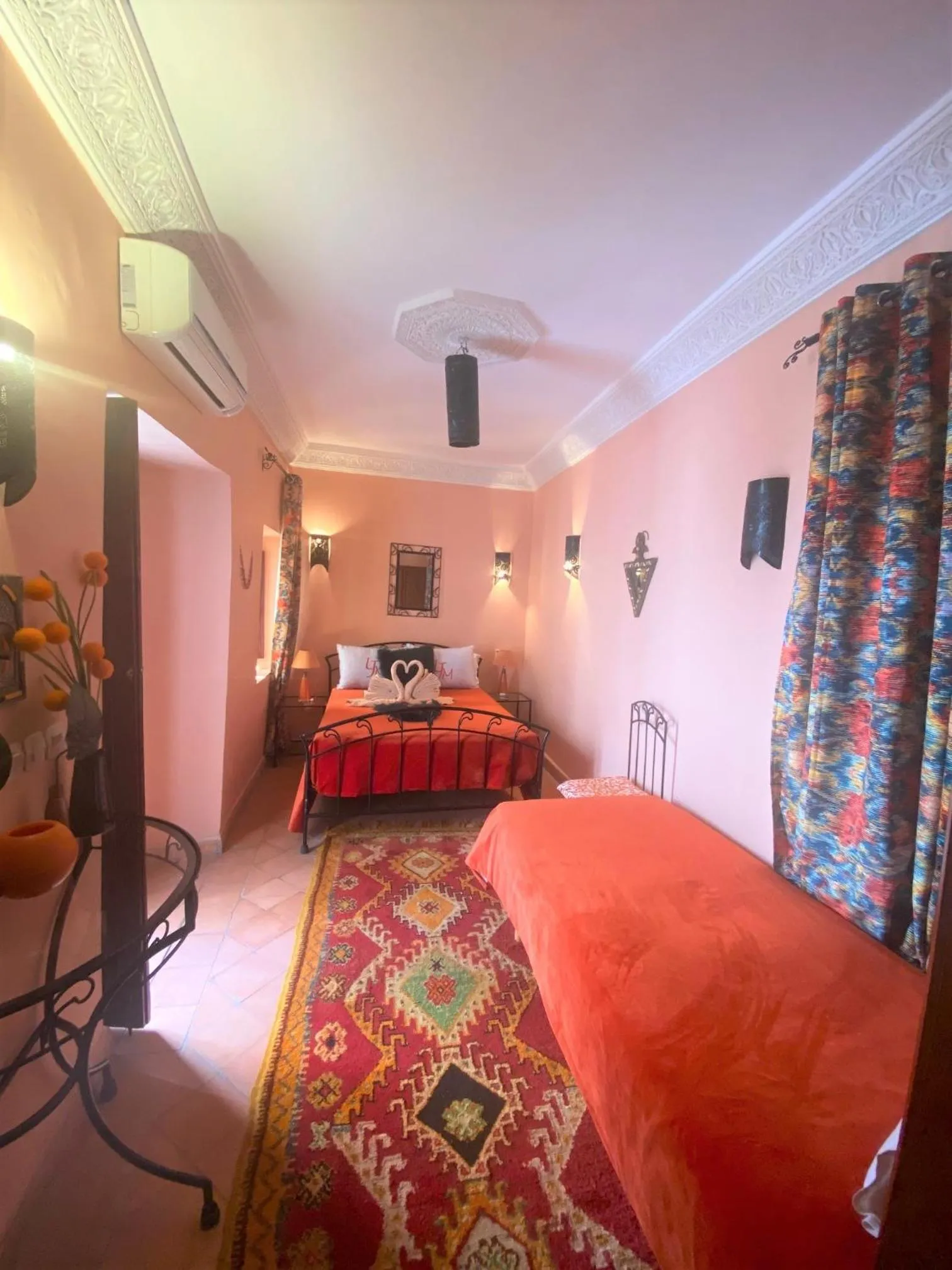 Photo of the whole room, Bed in Les Jardins Mandaline