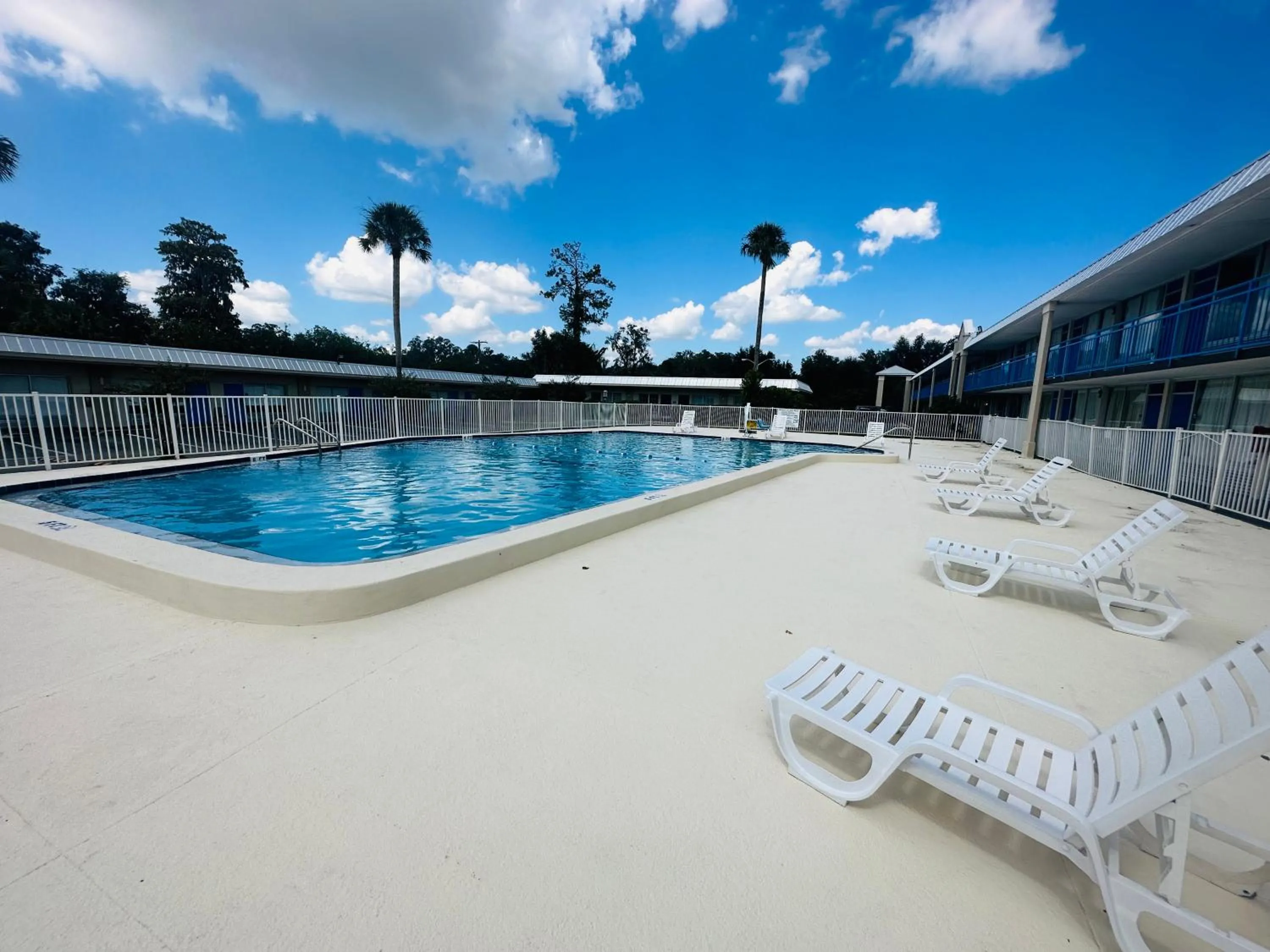 Swimming pool in Rodeway Inn
