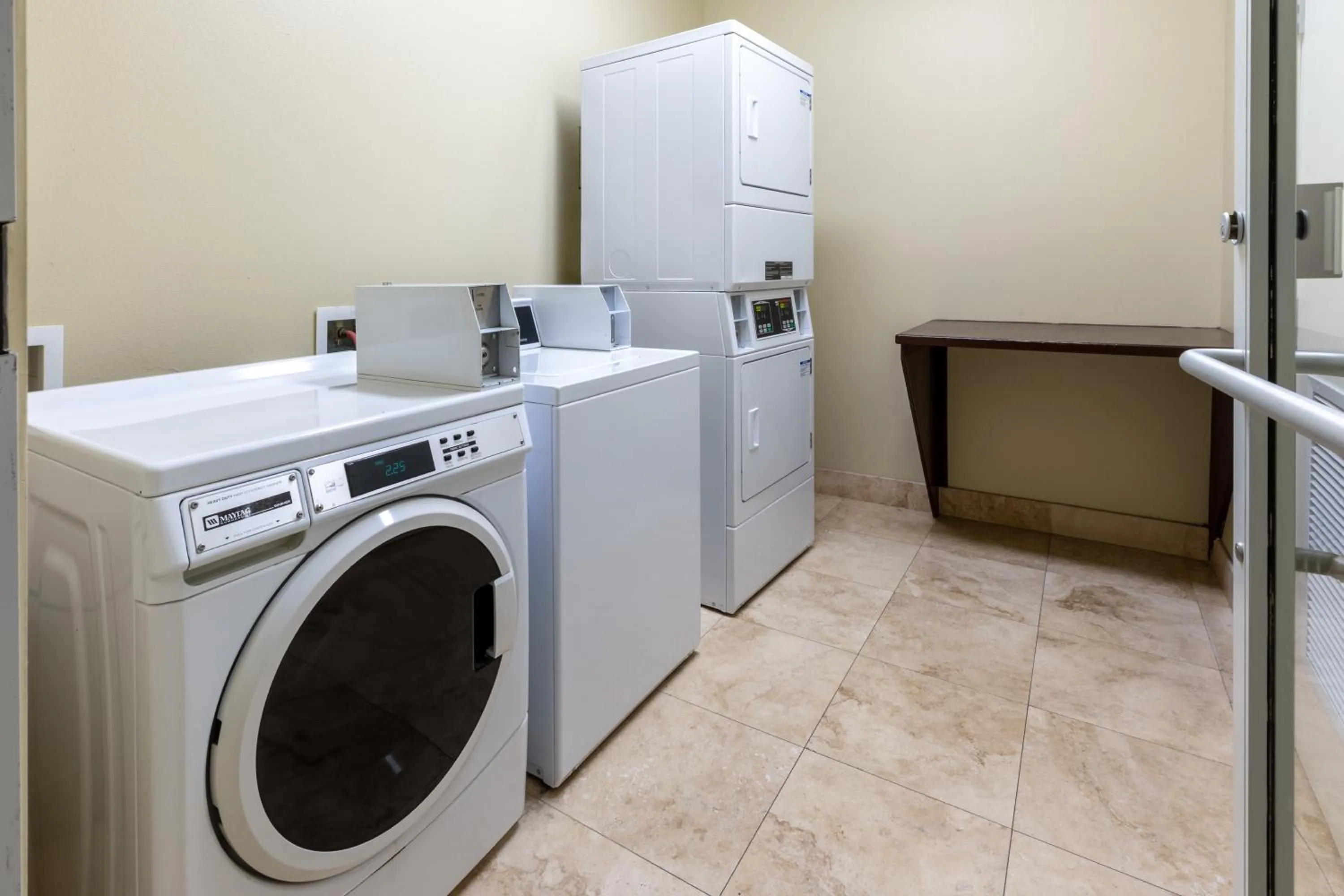 laundry in La Quinta by Wyndham Houston New Caney