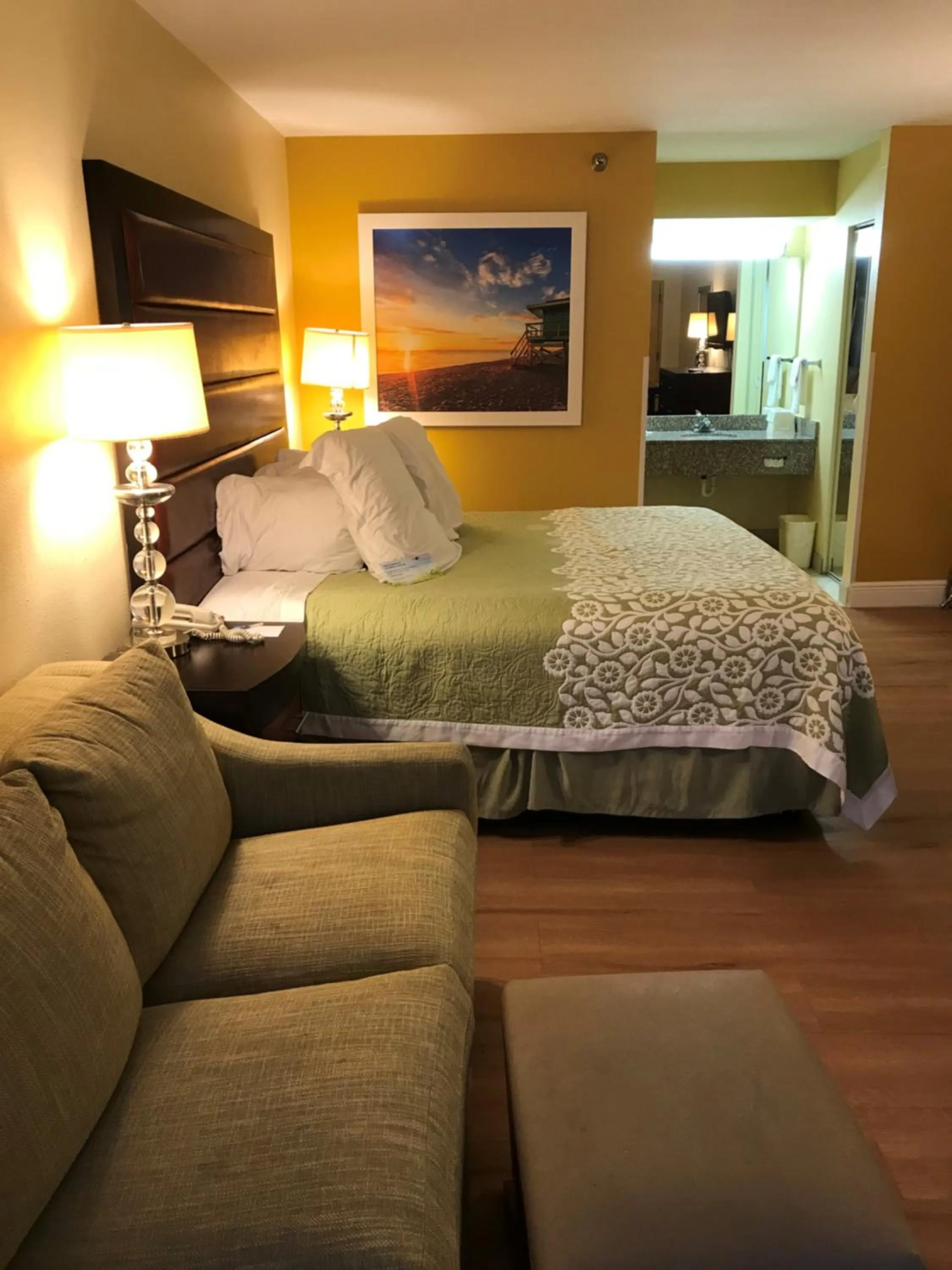 Photo of the whole room, Bed in Days Inn by Wyndham N Orlando/Casselberry
