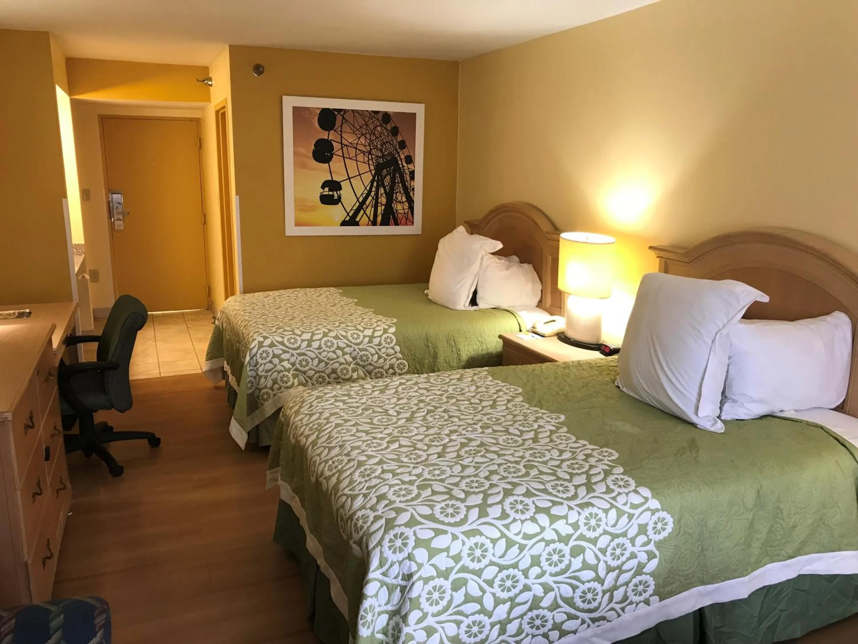 Decorative detail, Bed in Days Inn by Wyndham N Orlando/Casselberry