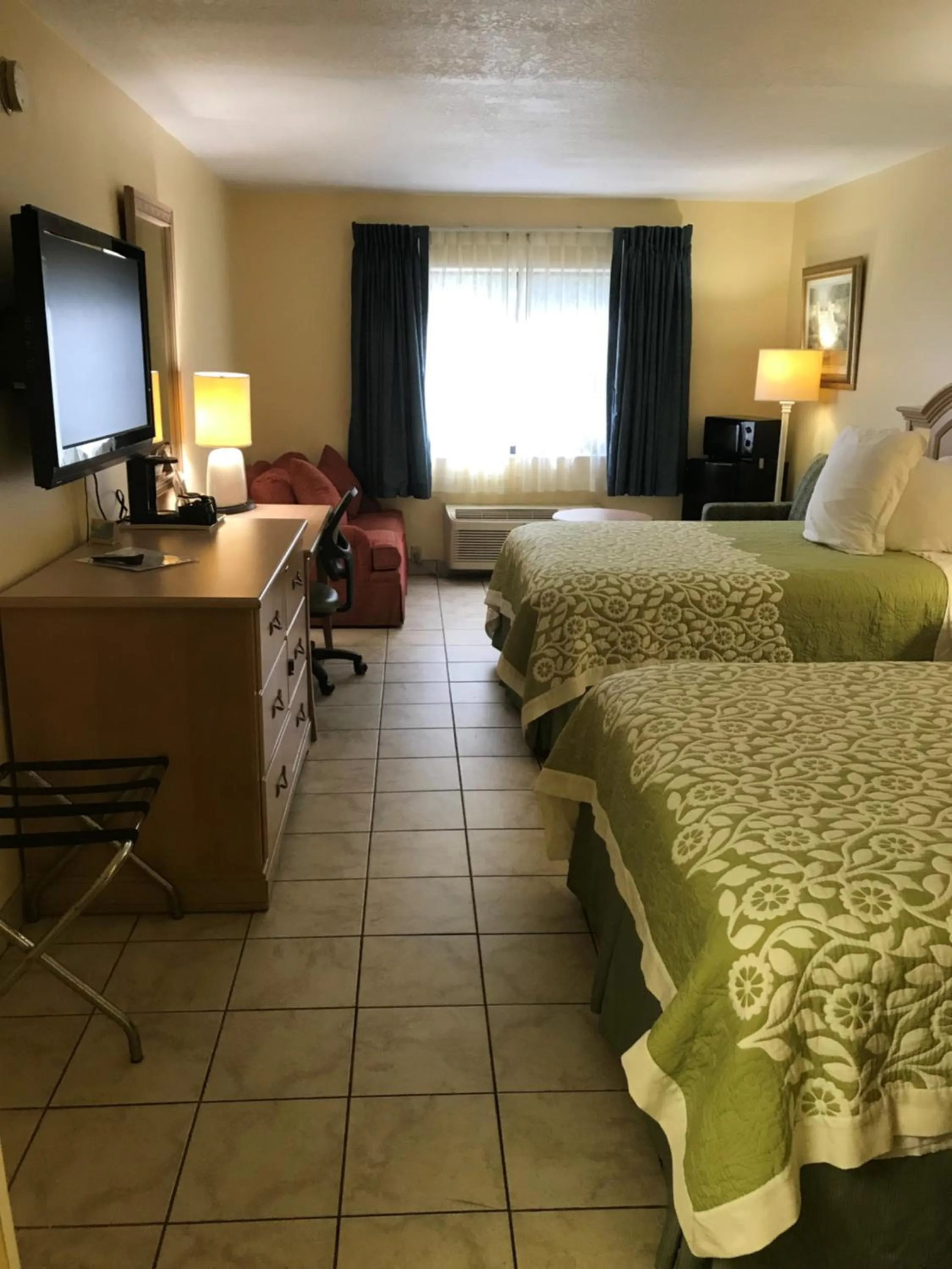 Decorative detail, Bed in Days Inn by Wyndham N Orlando/Casselberry
