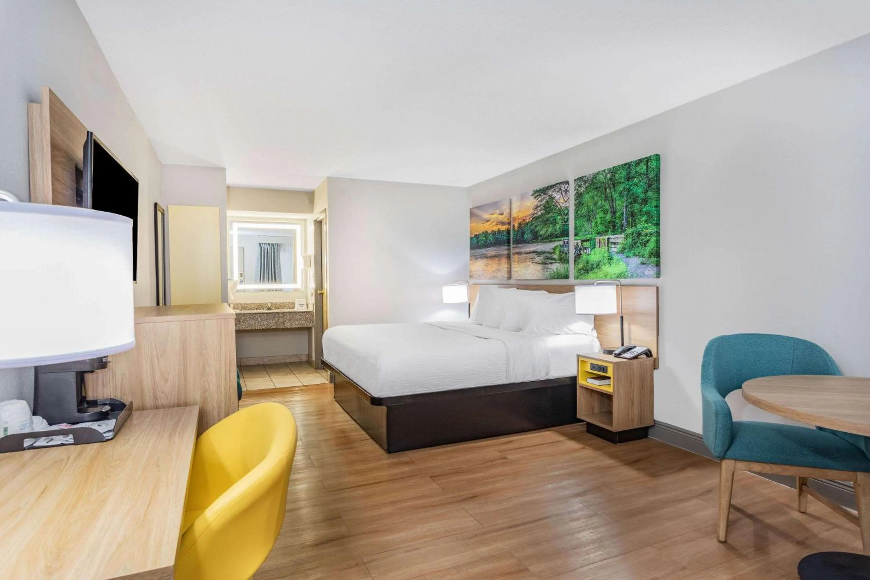 Photo of the whole room, Bed in Days Inn by Wyndham N Orlando/Casselberry