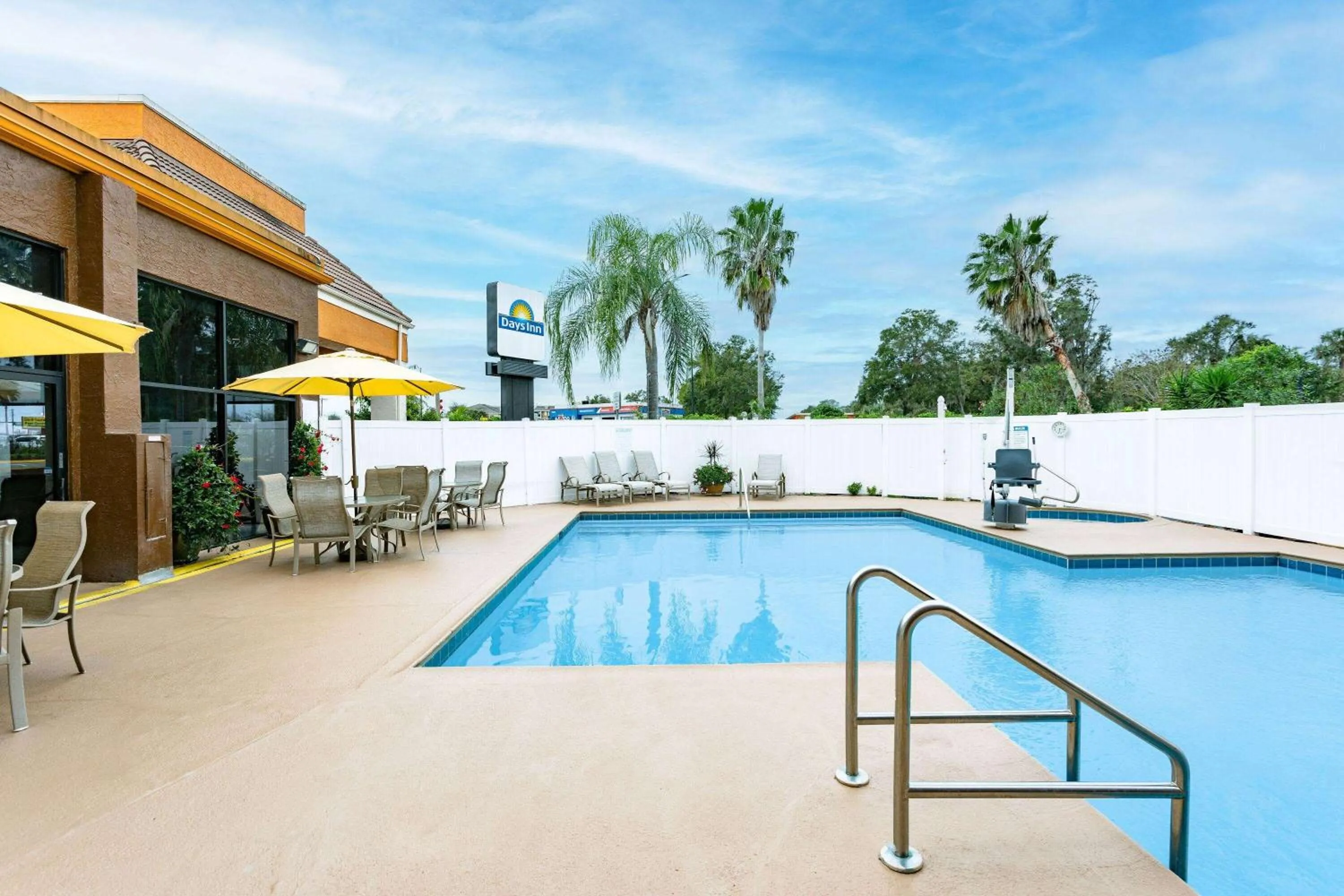 Pool view in Days Inn by Wyndham N Orlando/Casselberry