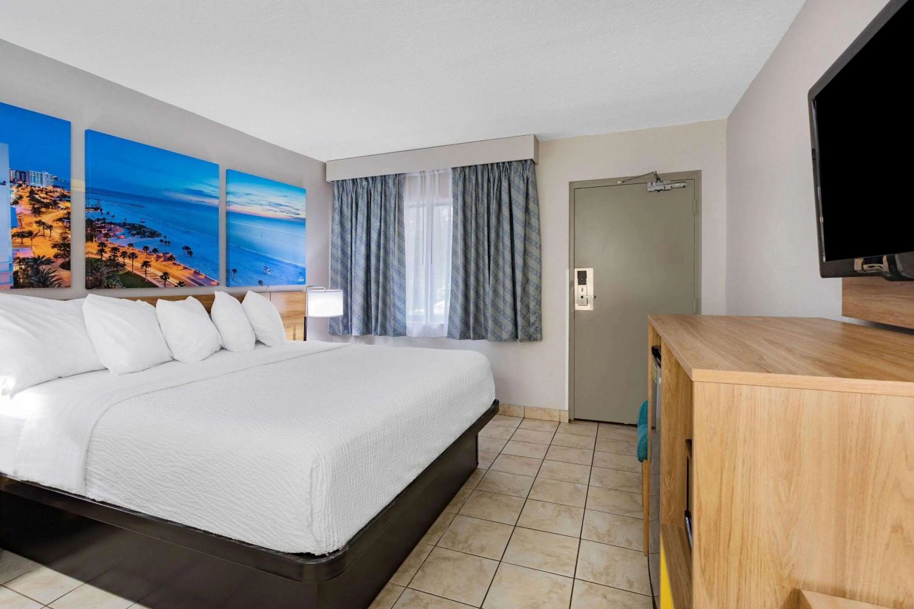 Hot Tub, Bed in Days Inn by Wyndham N Orlando/Casselberry