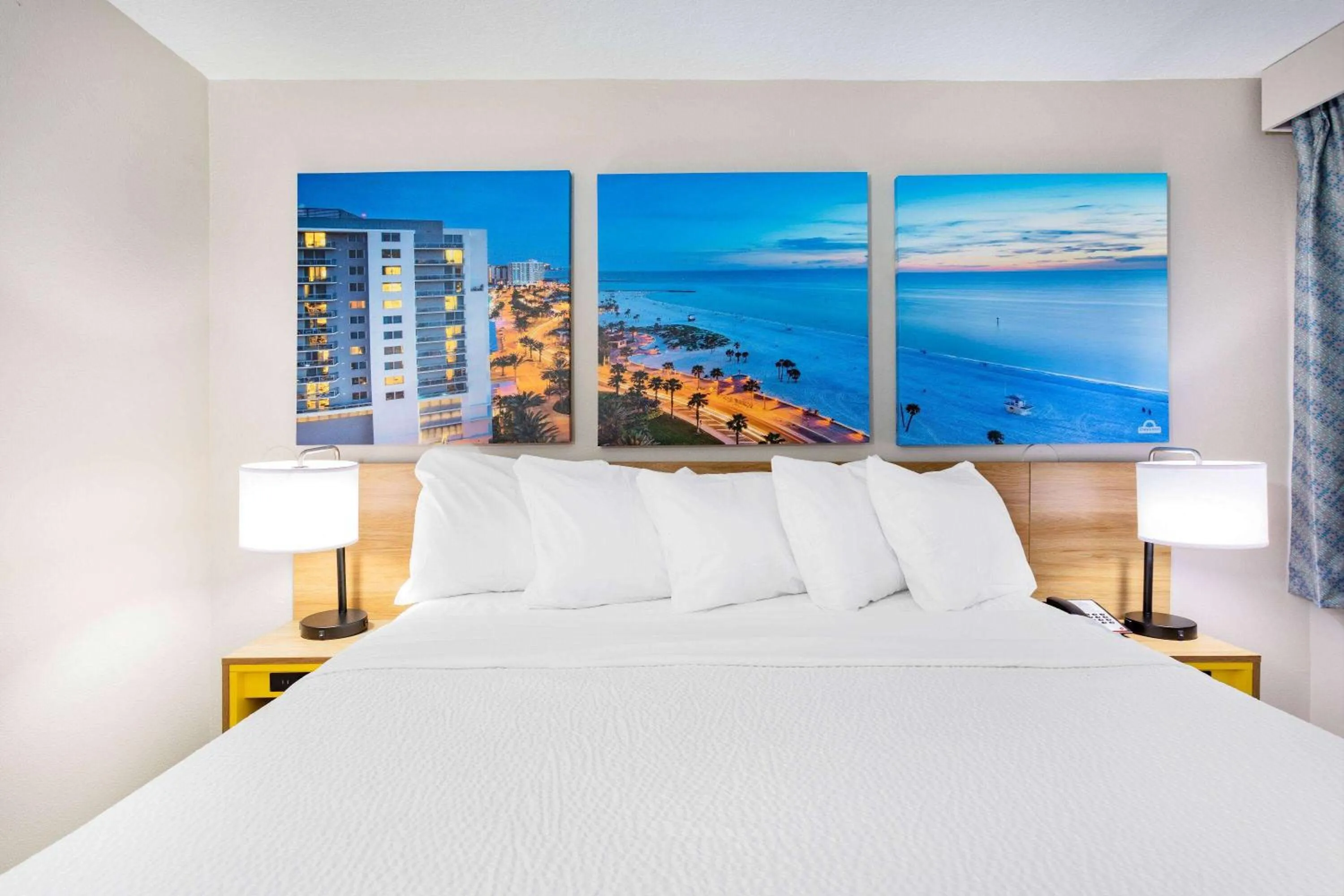 Hot Tub, Bed in Days Inn by Wyndham N Orlando/Casselberry