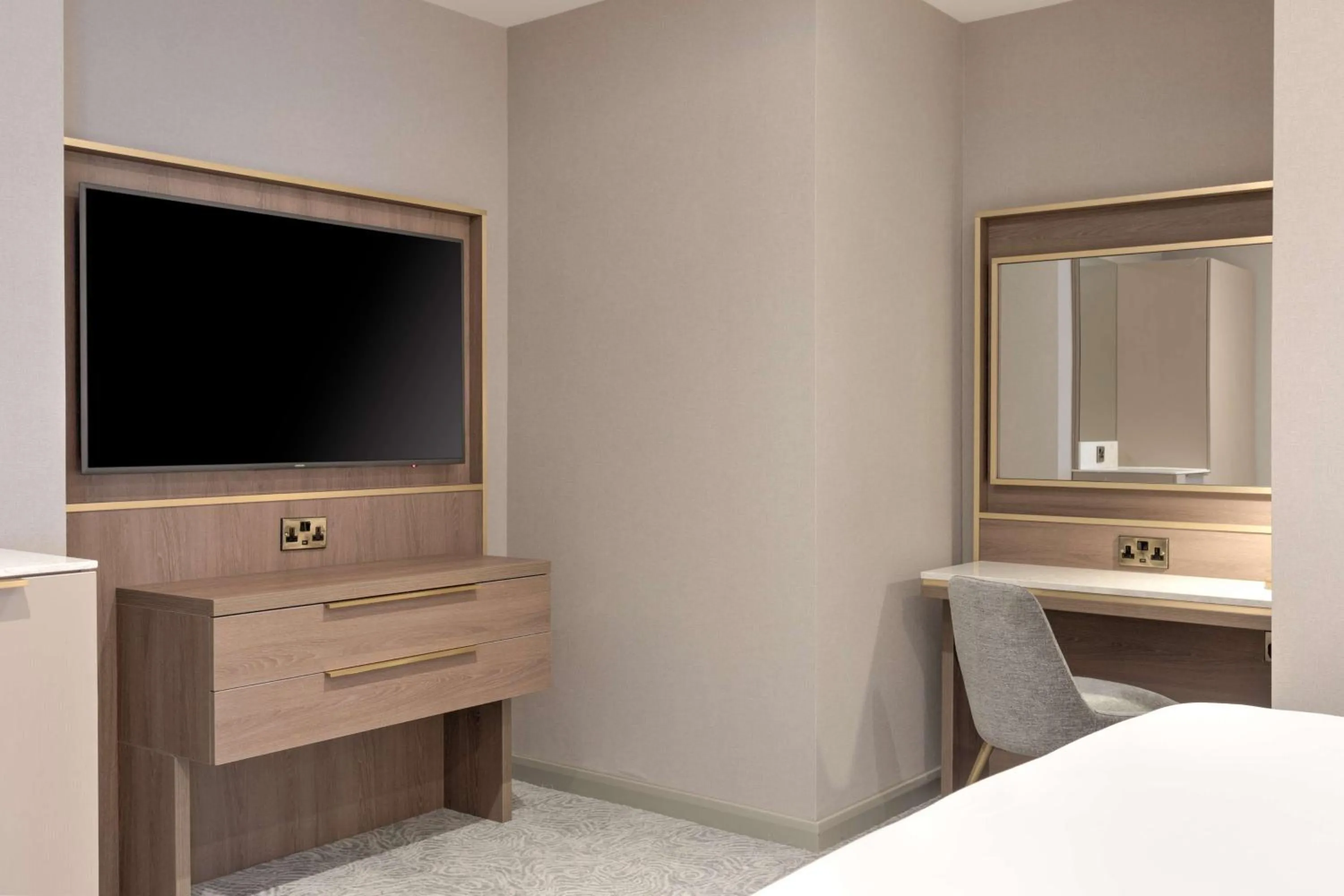 Bedroom, Bed in DoubleTree by Hilton London Angel Kings Cross