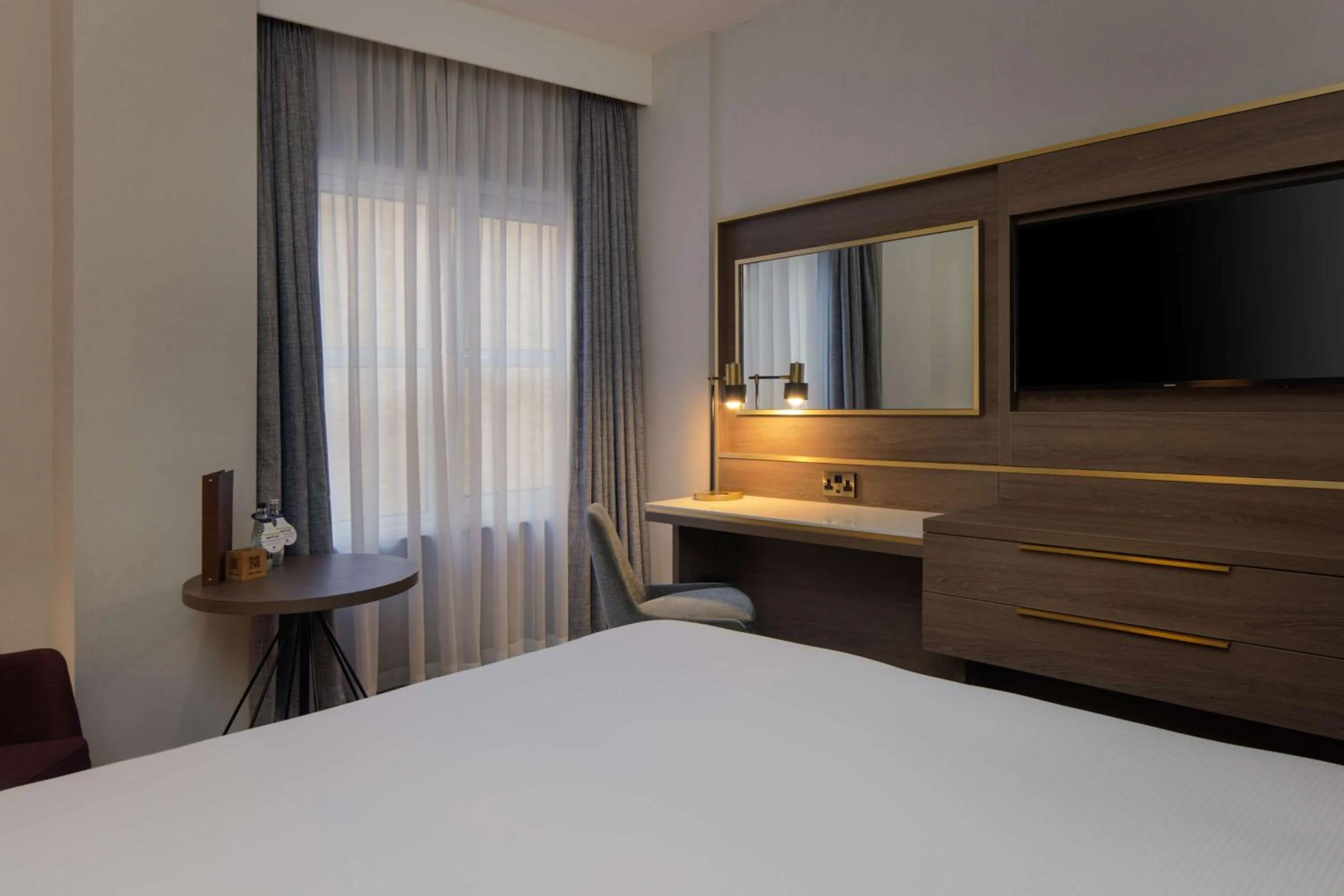 Bedroom, Bed in DoubleTree by Hilton London Angel Kings Cross