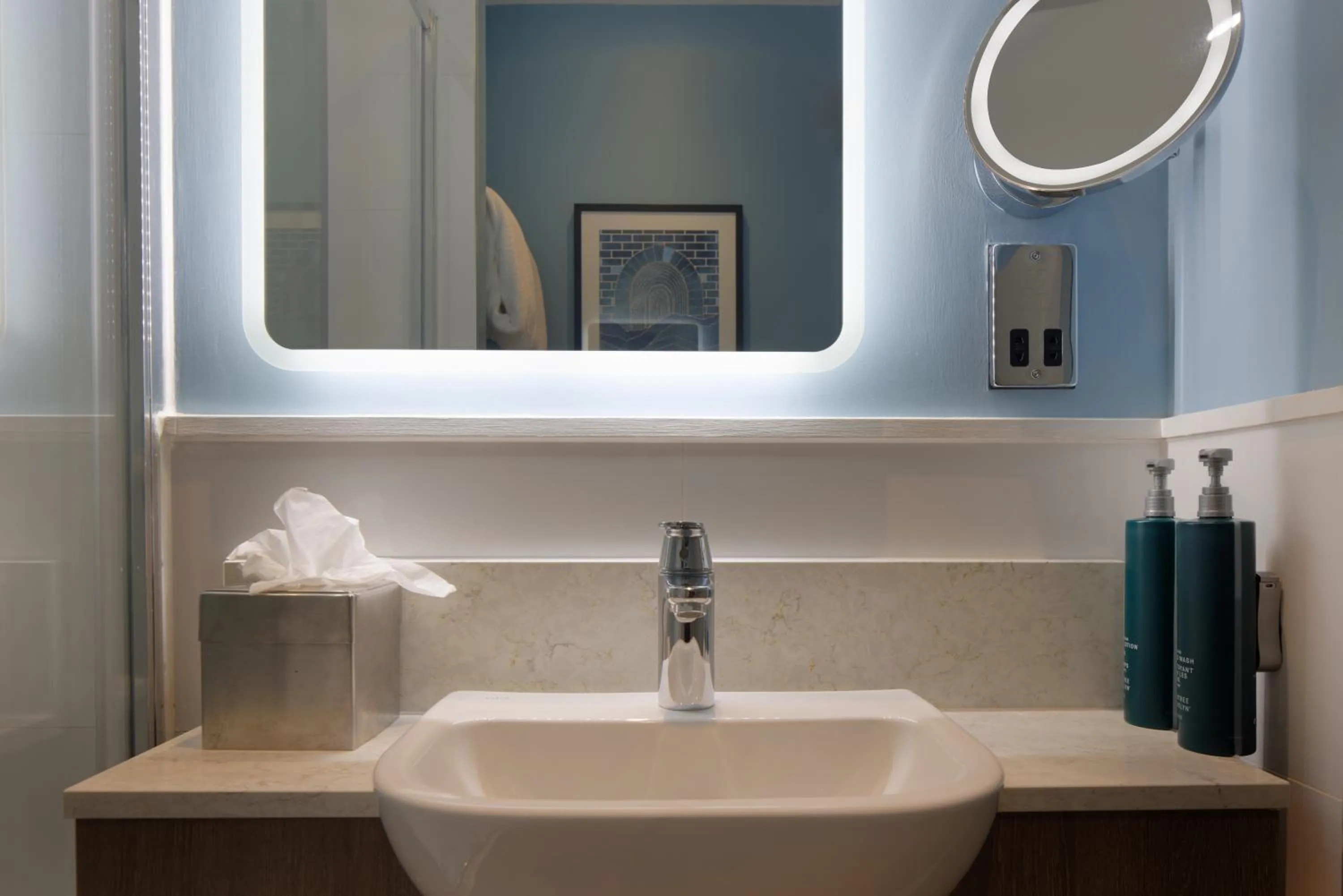 Bathroom in DoubleTree by Hilton London Angel Kings Cross